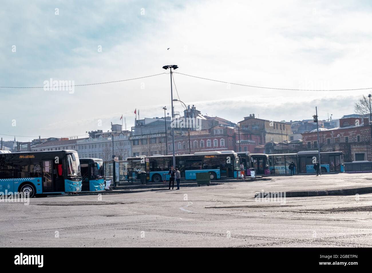 Eminonu, Istanbul, Turchia - 02.18.2021: Autobus di Istanbul parcheggiati in garage e in attesa di partenza per muoversi con spazio copia Foto Stock