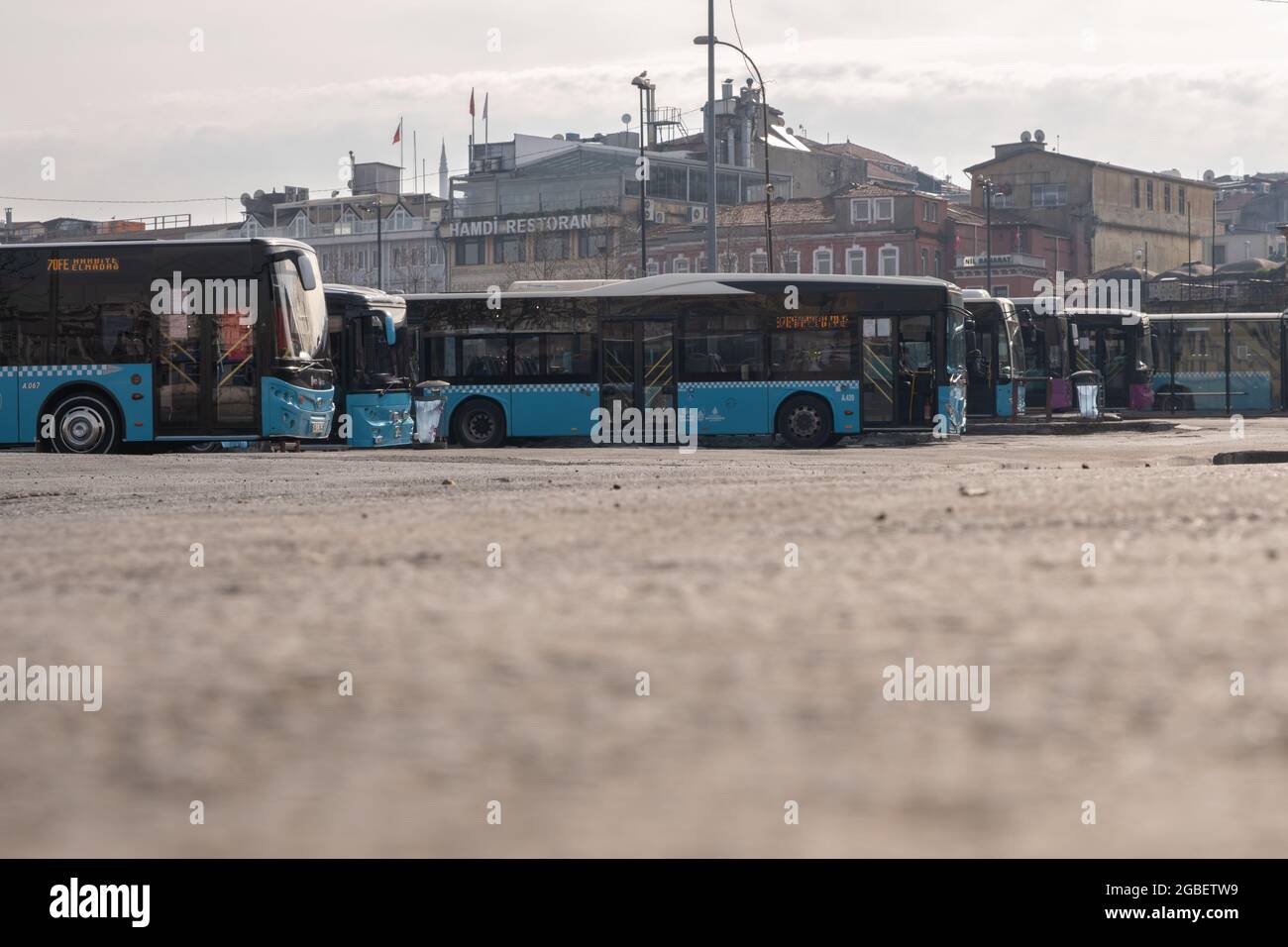 Eminonu, Istanbul, Turchia - 02.18.2021: Basso angolo di deposito degli autobus di Eminonu e in attesa di autobus per l'orario di partenza per muoversi con spazio copia Foto Stock
