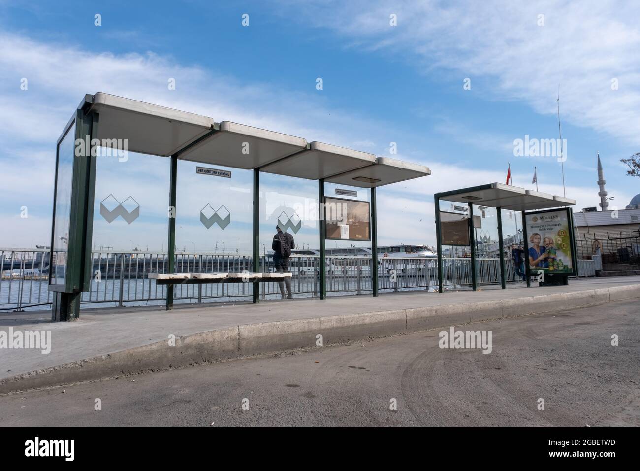 Eminonu, Istanbul, Turchia - 02.18.2021: Fermata dell'autobus nel deposito principale degli autobus vicino alla zona costiera del distretto di Eminonu a Istanbul in un'aria libera con spazio per le copie Foto Stock