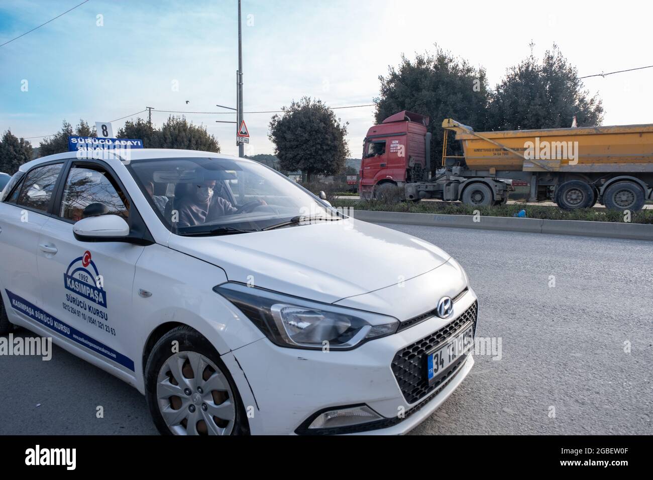 Kemerburgaz, Istanbul, Turchia - 02.18.2021: Piloti candidati che hanno la loro prova di guida e tutti i funzionari sono intorno a lui in prova di auto Foto Stock