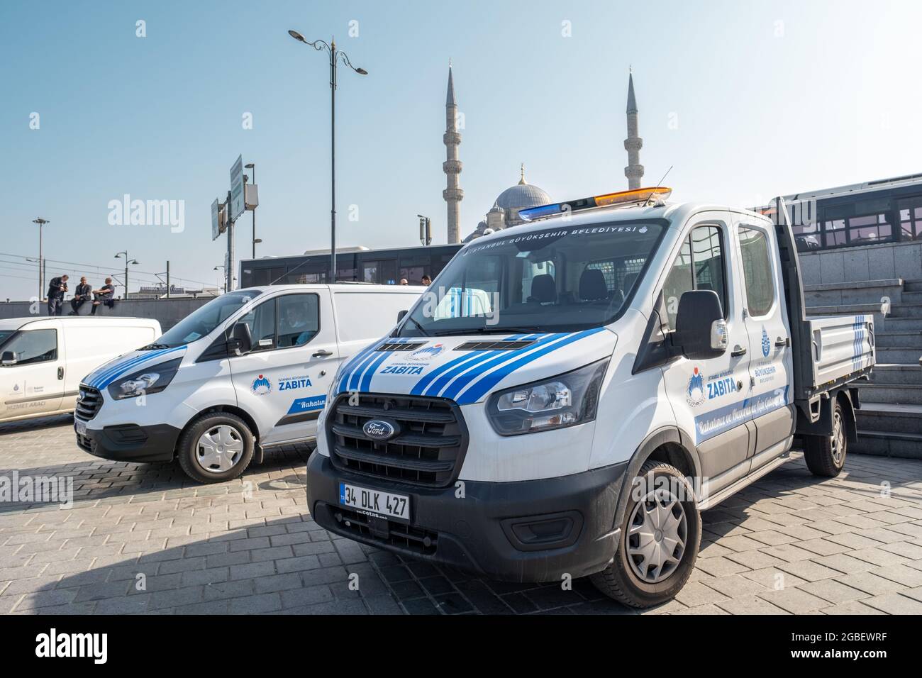 Eminonu, Istanbul, Turchia - 02.27.2021: Polizia municipale di Istanbul (Zabita) veicoli e automobili parcheggiati in piazza Eminonu di fronte a Yeni Cami (Nuova moschea Foto Stock
