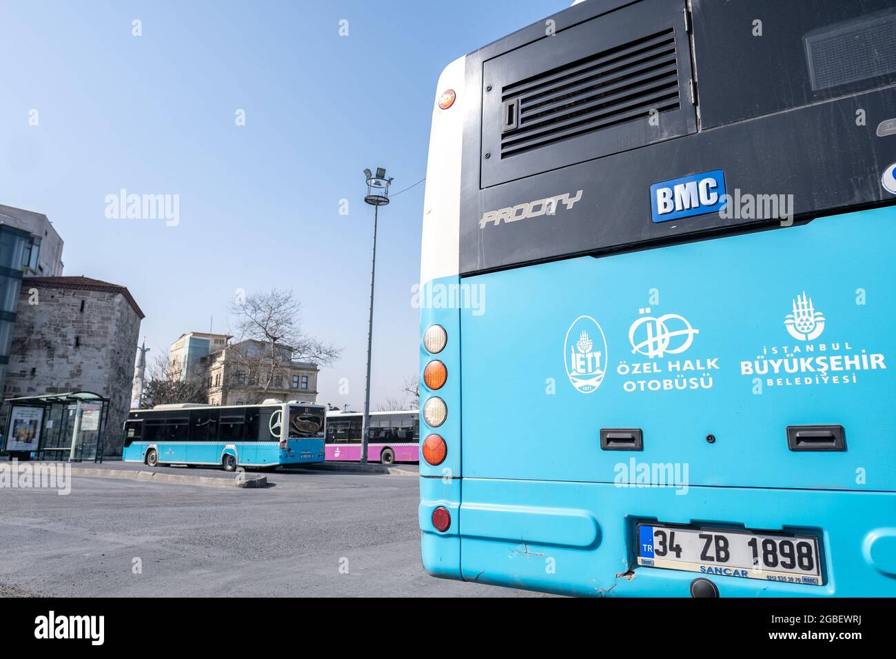 Eminonu, Istanbul, Turchia - 02.27.2021: Vista del deposito degli autobus da dietro un blu autobus comunale nella zona costiera di Eminonu con spazio copia Foto Stock