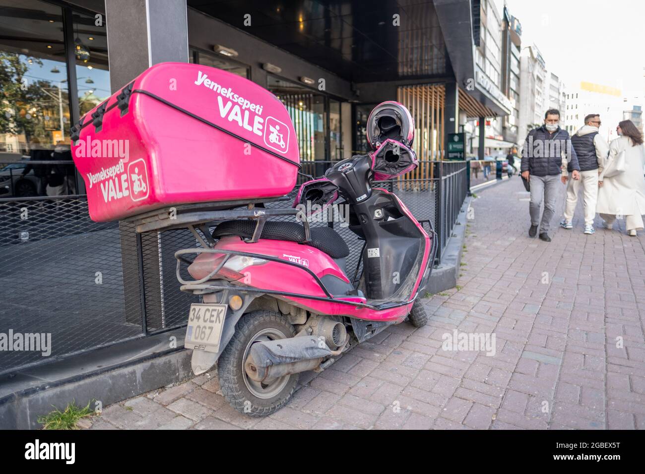 Findikli, Istanbul, Turchia - 02.26.2021: Moto parcheggiato della società Yemek Sepeti (letteralmente cesto alimentare in turco) , raccogliendo un sacco di fast food c Foto Stock
