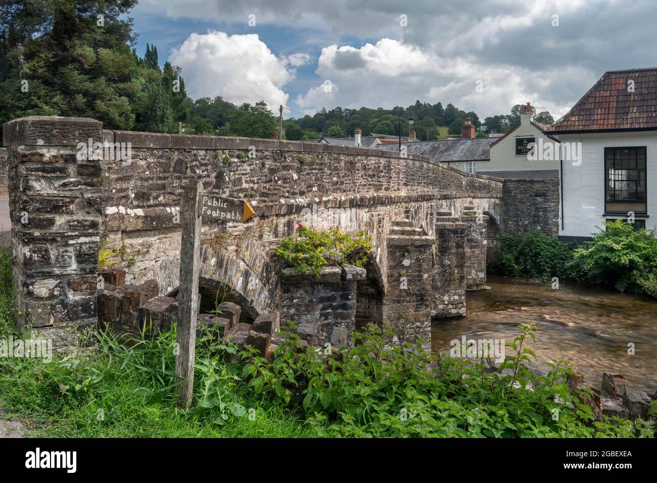 Barle Bridge è un ponte medievale in pietra a cinque archi che attraversa il fiume Barle a Dulverton, ai margini del Parco Nazionale Exmoor nel Somerset, Inghilterra. Foto Stock
