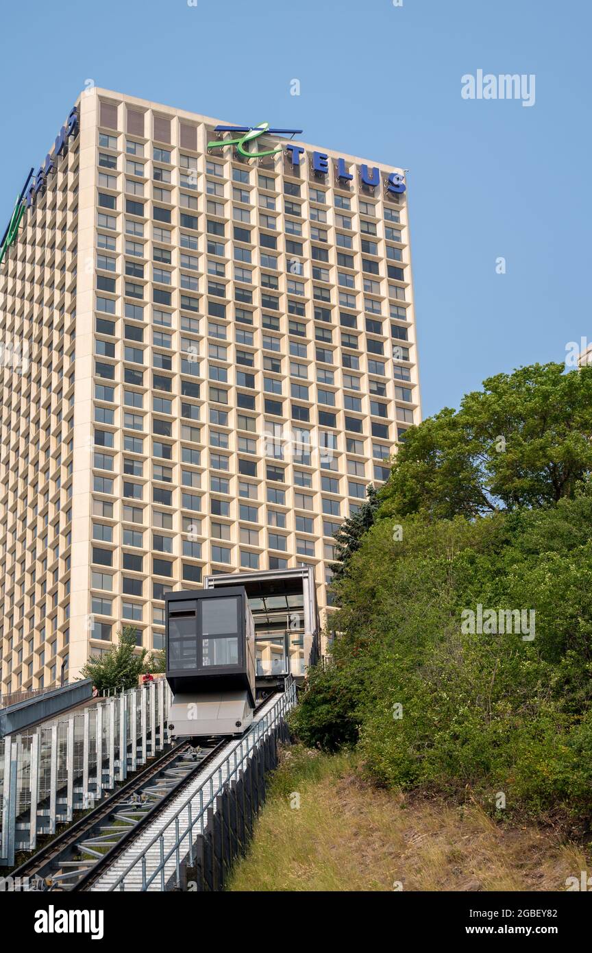 Edmonton, Alberta - 30 luglio 2021: La nuova funicolare di Edmonton nel centro della valle del fiume Saskatchewan. Foto Stock