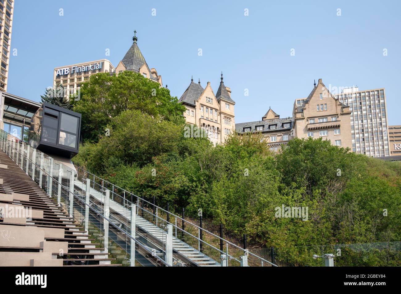 Edmonton, Alberta - 30 luglio 2021: La nuova funicolare di Edmonton nel centro della valle del fiume Saskatchewan. Foto Stock