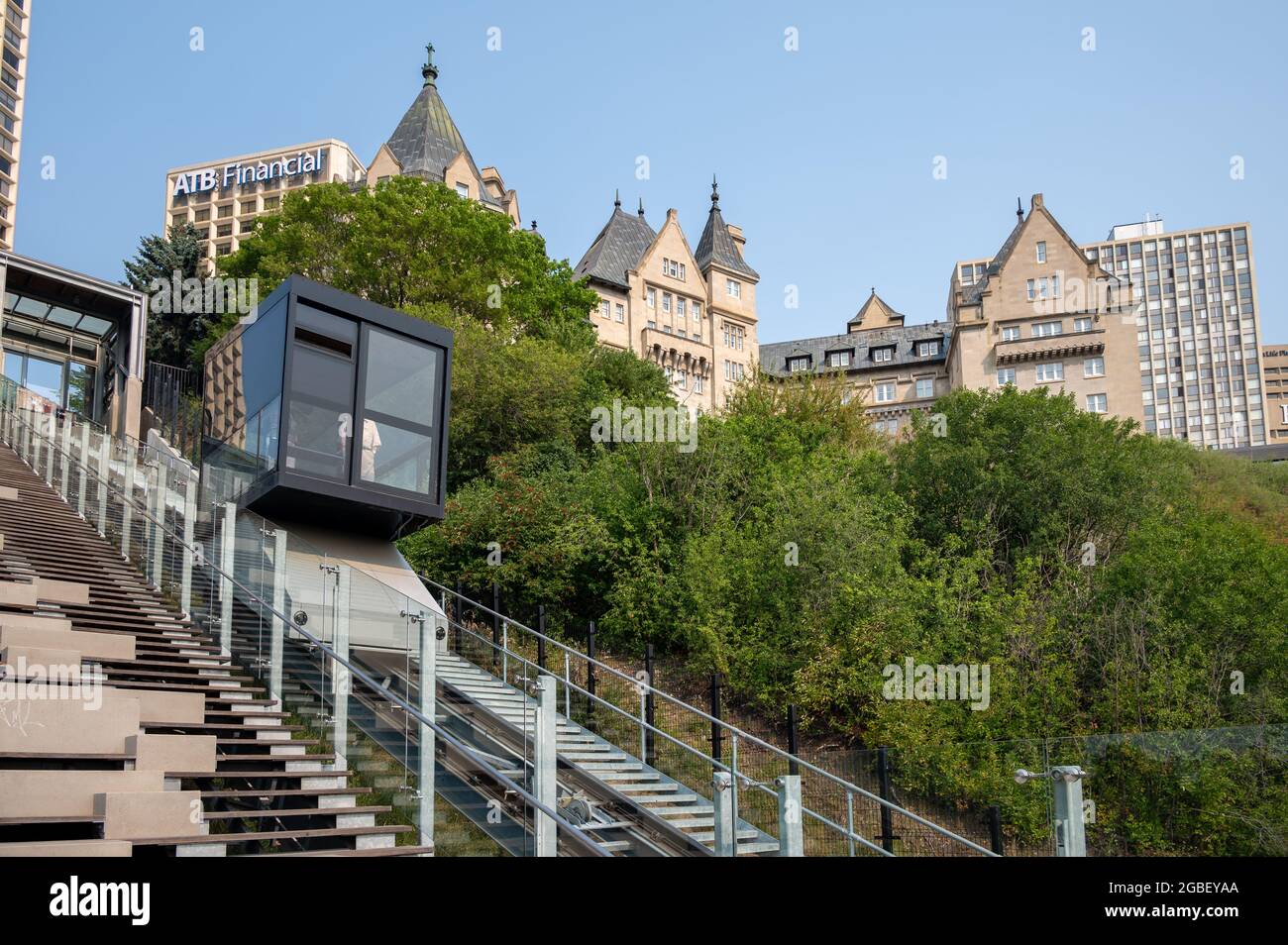 Edmonton, Alberta - 30 luglio 2021: La nuova funicolare di Edmonton nel centro della valle del fiume Saskatchewan. Foto Stock