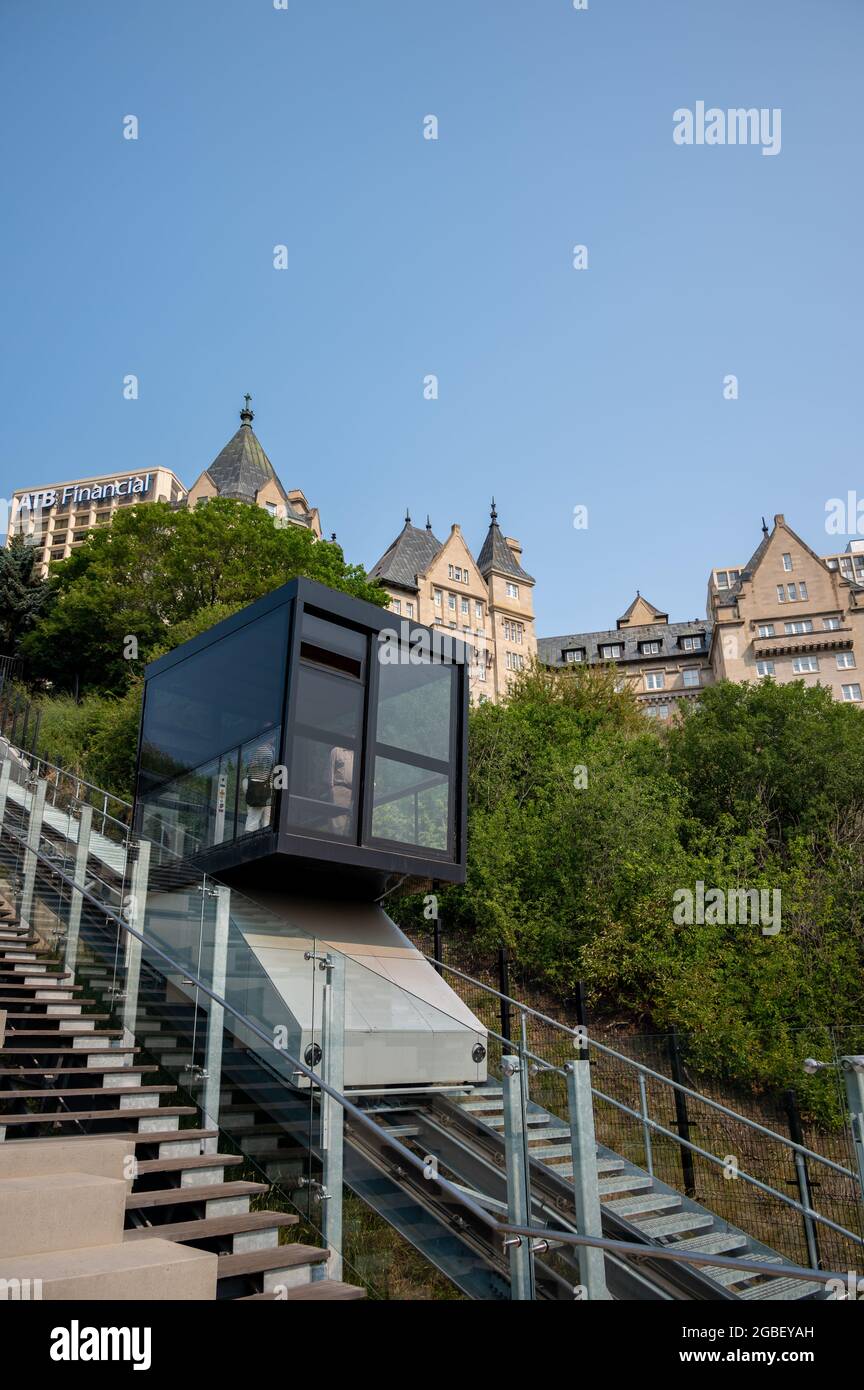 Edmonton, Alberta - 30 luglio 2021: La nuova funicolare di Edmonton nel centro della valle del fiume Saskatchewan. Foto Stock