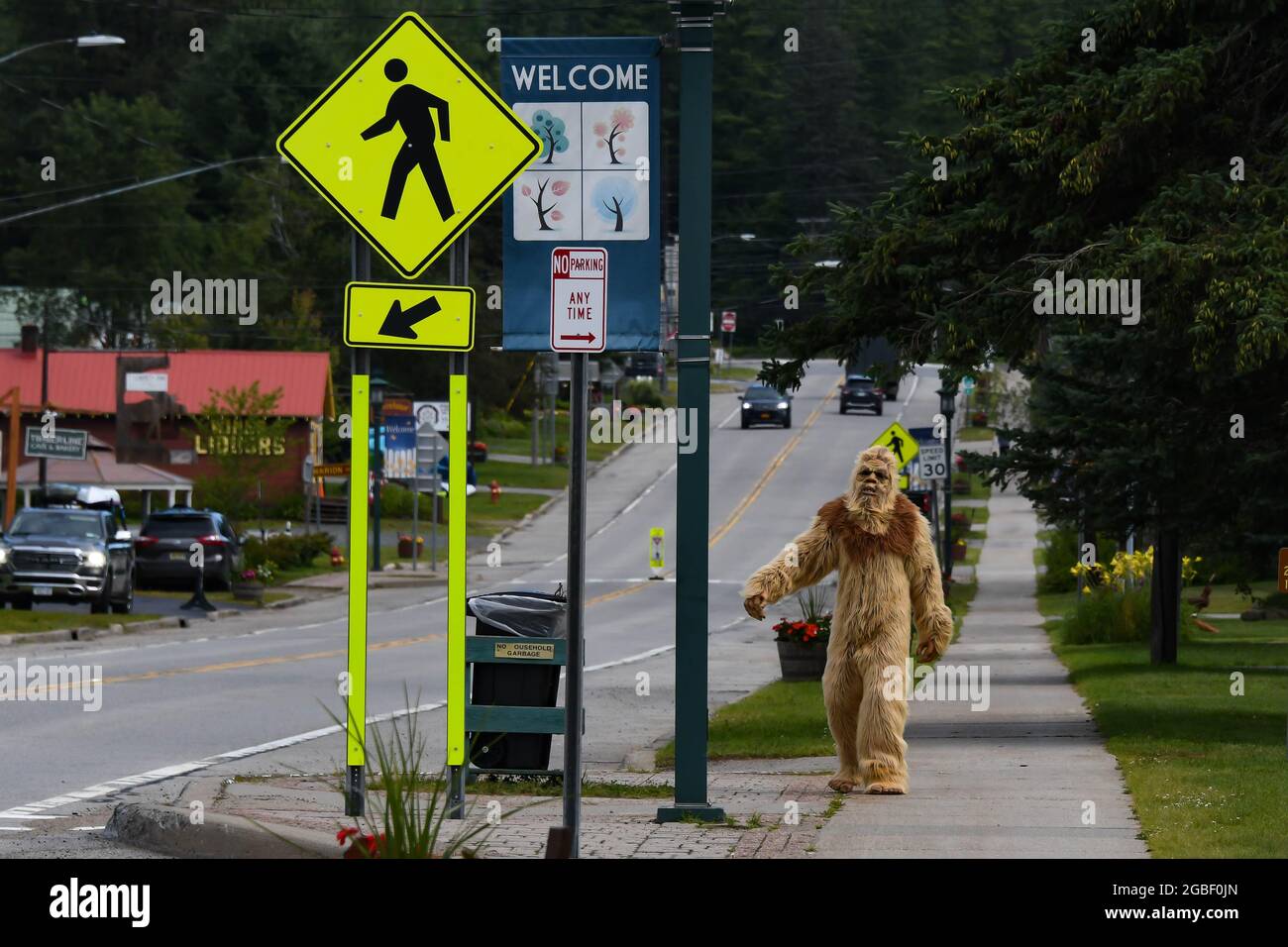 Una persona in un costume Sasquatch o Bigfoot sul marciapiede a Speculator, NY USA Foto Stock