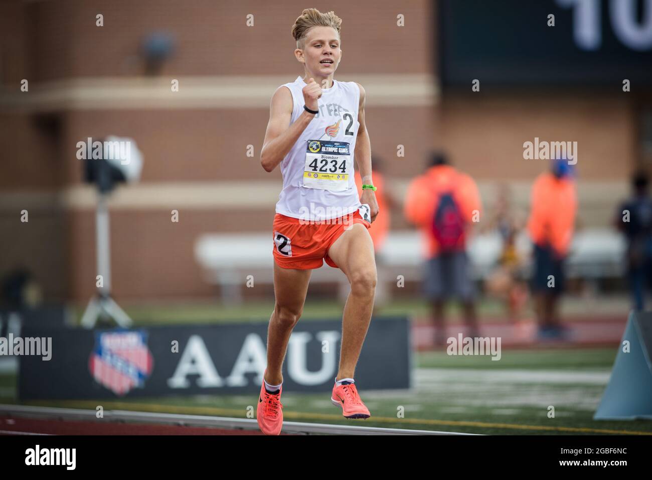 3 agosto 2021: Michah Blomker compete nella divisione Boys 1500 Meter Run di 11 anni nei Giochi Olimpici Junior 2021 dell'AAU al George Turner Stadium di Houston, Texas. Prentice C. James/CSM Foto Stock