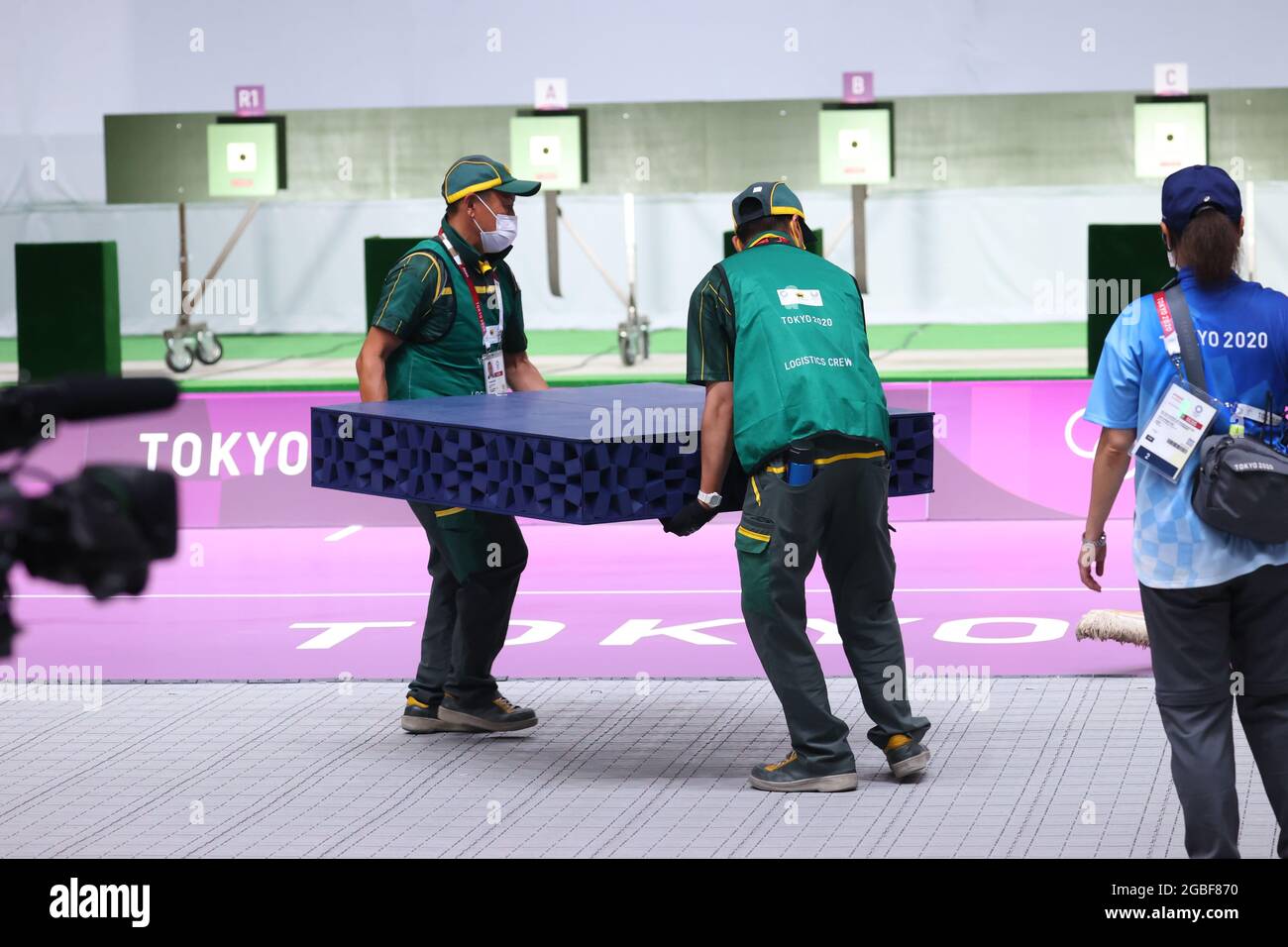 Tokyo, Giappone. 24 luglio 2021. Vista generale Shooting - Clay : Yamato il personale addetto al trasporto si prepara alla cerimonia della Medaglia durante i Giochi Olimpici di Tokyo 2020 al poligono di tiro Asaka a Tokyo, Giappone . Credit: YUTAKA/AFLO SPORT/Alamy Live News Foto Stock