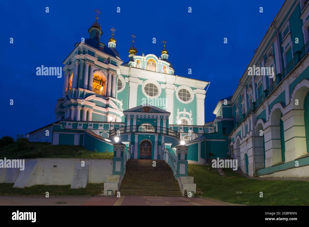 L'antica Cattedrale dell'Assunzione della Beata Vergine Maria sera d'estate. Smolensk, Russia Foto Stock