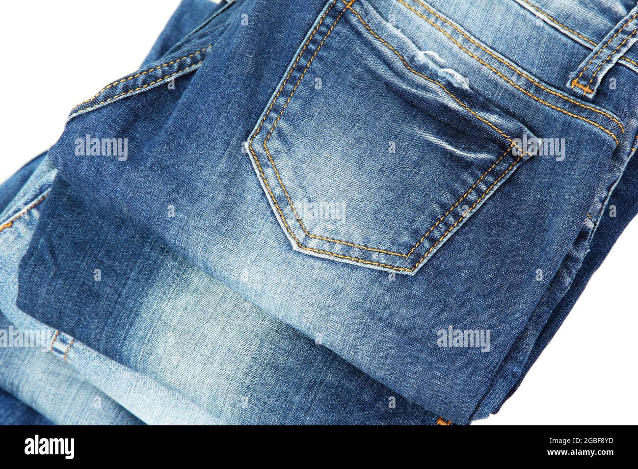 Molti jeans blu diversi primo piano isolato su bianco Foto stock - Alamy