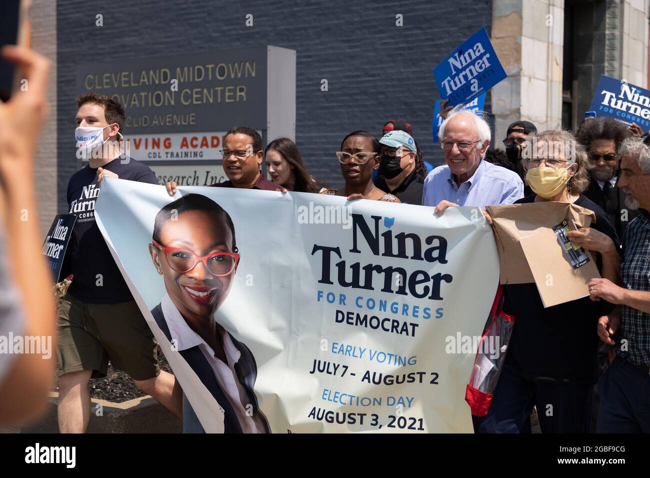 Cleveland, Stati Uniti. 31 luglio 2021. Bernie Sanders si unisce a Nina Turner in un rally di uscita al teatro di Agora a Cleveland, Ohio il 31 luglio 2021. Turner si sta lanciando su una piattaforma che prevede nuove opportunità di lavoro, la difesa dei diritti del lavoro, l’aumento del salario minimo e Medicare per tutti. Martedì, gli elettori dell'Ohio determineranno il vincitore dell'undicesima gara del Distretto Congressionale. (Foto di Matt Shiffler/Sipa USA) Credit: Sipa USA/Alamy Live News Foto Stock