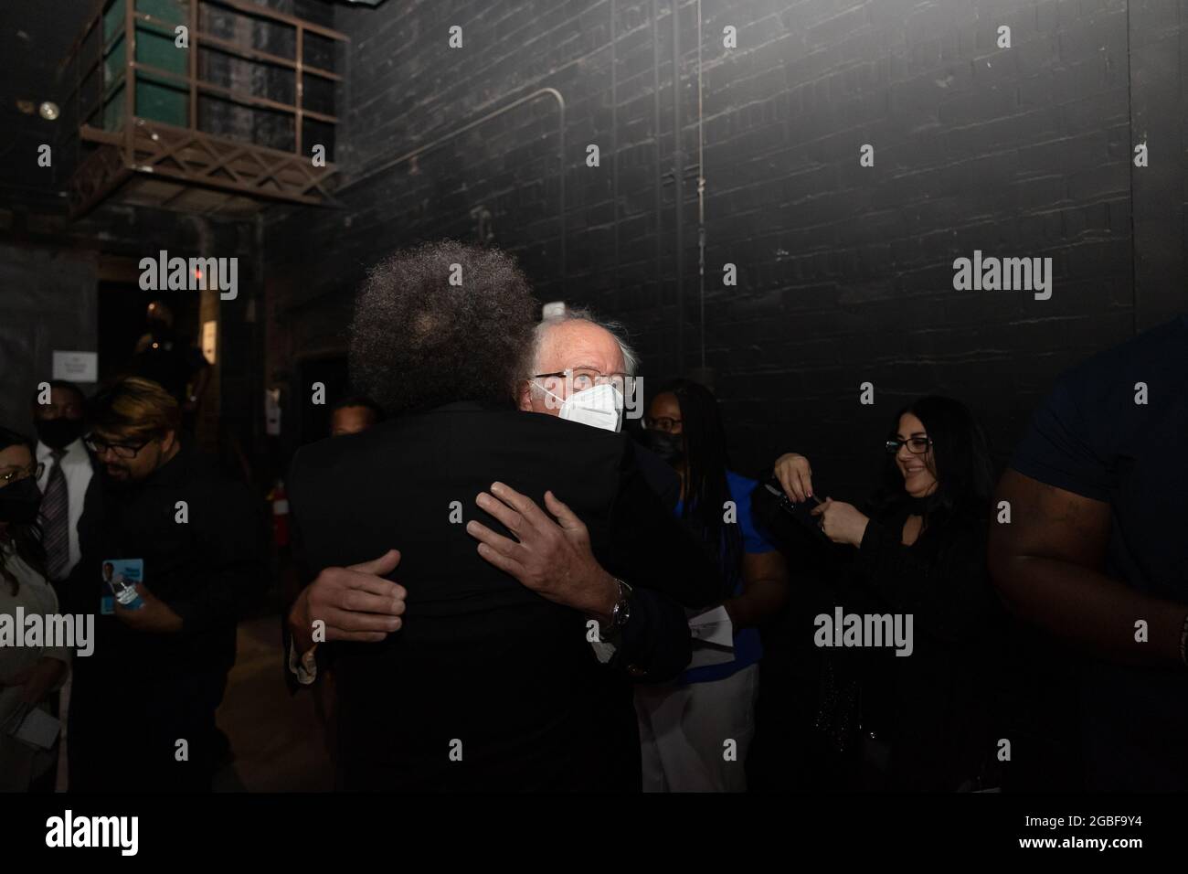 Cleveland, Stati Uniti. 31 luglio 2021. Bernie Sanders si unisce a Nina Turner in un rally di uscita al teatro di Agora a Cleveland, Ohio il 31 luglio 2021. Turner si sta lanciando su una piattaforma che prevede nuove opportunità di lavoro, la difesa dei diritti del lavoro, l’aumento del salario minimo e Medicare per tutti. Martedì, gli elettori dell'Ohio determineranno il vincitore dell'undicesima gara del Distretto Congressionale. (Foto di Matt Shiffler/Sipa USA) Credit: Sipa USA/Alamy Live News Foto Stock