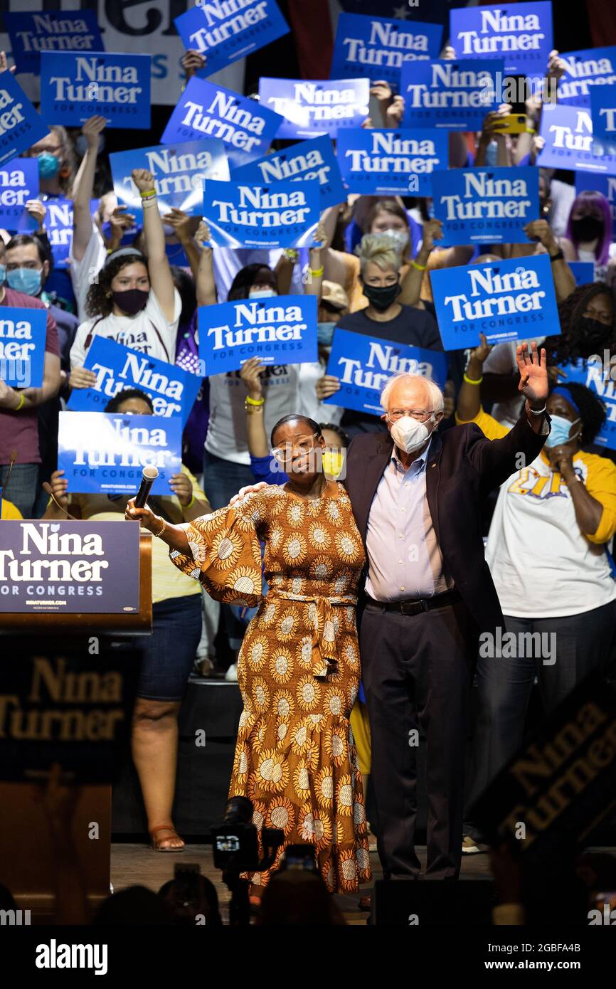 Cleveland, Stati Uniti. 31 luglio 2021. Bernie Sanders si unisce a Nina Turner in un rally di uscita al teatro di Agora a Cleveland, Ohio il 31 luglio 2021. Turner si sta lanciando su una piattaforma che prevede nuove opportunità di lavoro, la difesa dei diritti del lavoro, l’aumento del salario minimo e Medicare per tutti. Martedì, gli elettori dell'Ohio determineranno il vincitore dell'undicesima gara del Distretto Congressionale. (Foto di Matt Shiffler/Sipa USA) Credit: Sipa USA/Alamy Live News Foto Stock