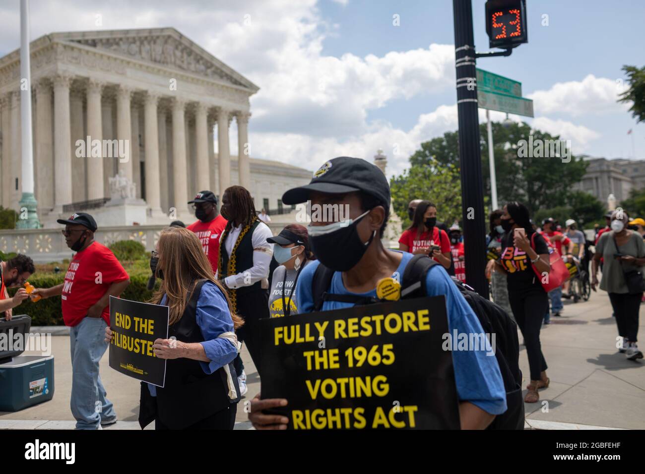 Washington DC, Stati Uniti. 02 agosto 2021. La Campagna dei poveri si è radunata e ha marciato a Washington DC, dove i leader della fede, i lavoratori a basso salario e i poveri di tutto il paese hanno protestato per il Senato degli Stati Uniti per porre fine al ostruzionismo, proteggere i diritti di voto e aumentare il salario minimo federale a 15 dollari l’ora. Centinaia di persone sono state arrestate in un atto non violento di disobbedienza civile al di fuori dell'edificio del Senato Hart. (Foto di Michael Nigro/Pacific Press) Credit: Pacific Press Media Production Corp./Alamy Live News Foto Stock