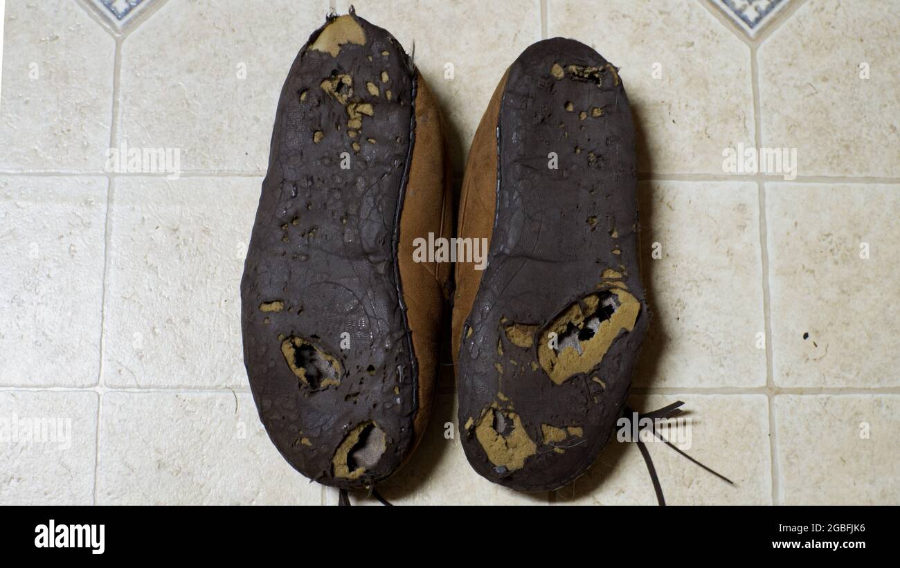 Una vista ad alta angolazione delle pantofole usurate Foto Stock Una vista ad alta angolazione delle pantofole usurate Foto Stock