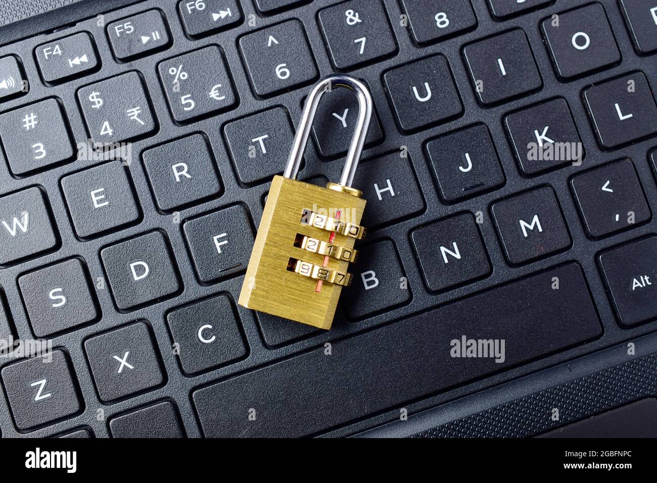 Lucchetto dorato sul computer tastiera portatile con copia spazio. Concetto di sicurezza in Internet, la riservatezza dei dati, la prevenzione della criminalità informatica. Messa a fuoco selettiva. Foto Stock