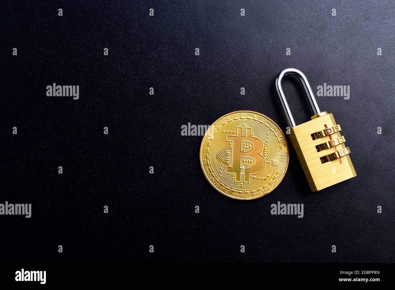 Bitcoin con lucchetto protetto da password su sfondo scuro, attacco criptovaluta Foto Stock