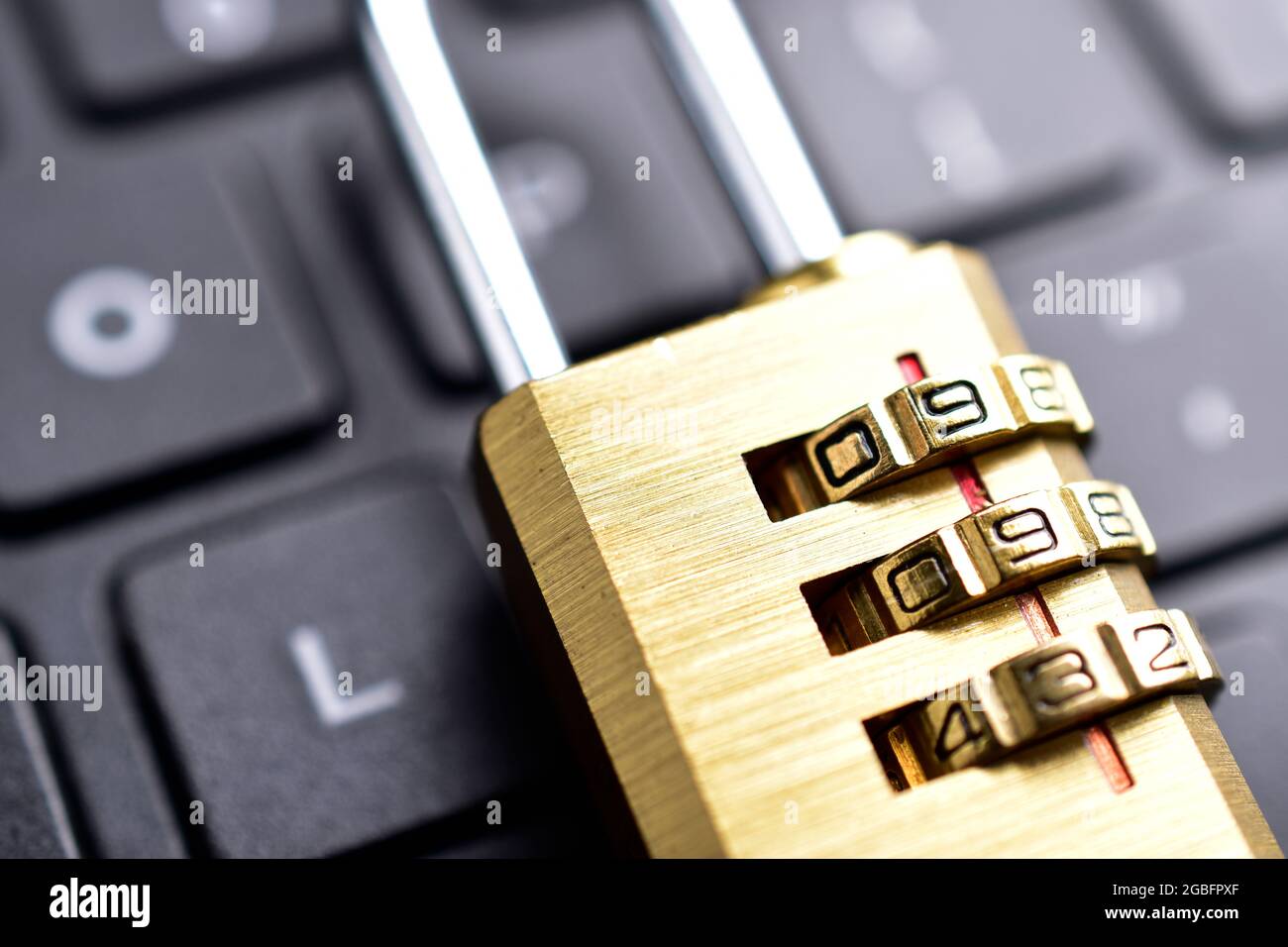 Primo piano del lucchetto protetto da password Foto Stock