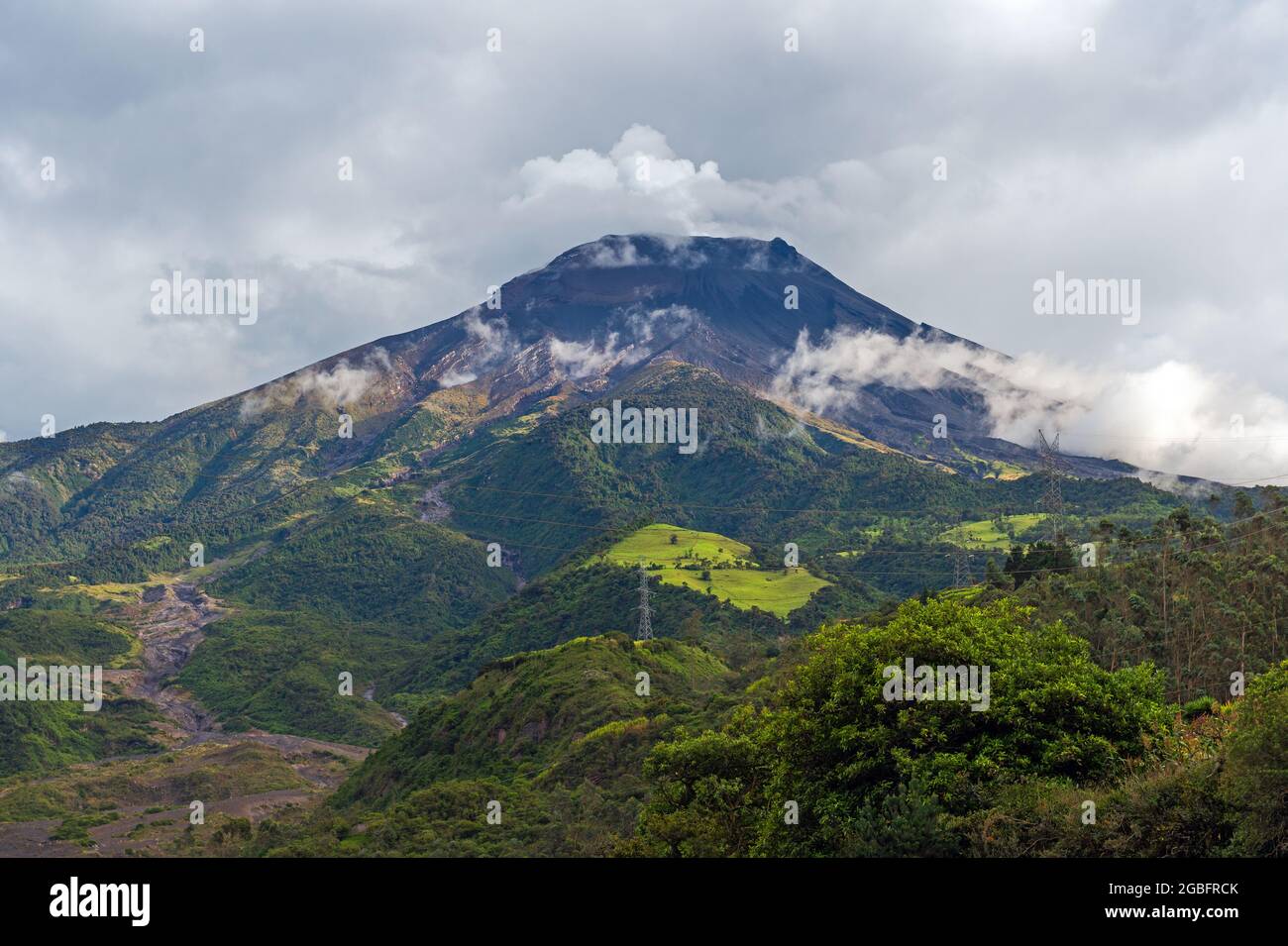 Vulcano Tungurahua con attività vulcanica a vapore e drammatiche nuvole, Banos, Ecuador. Foto Stock