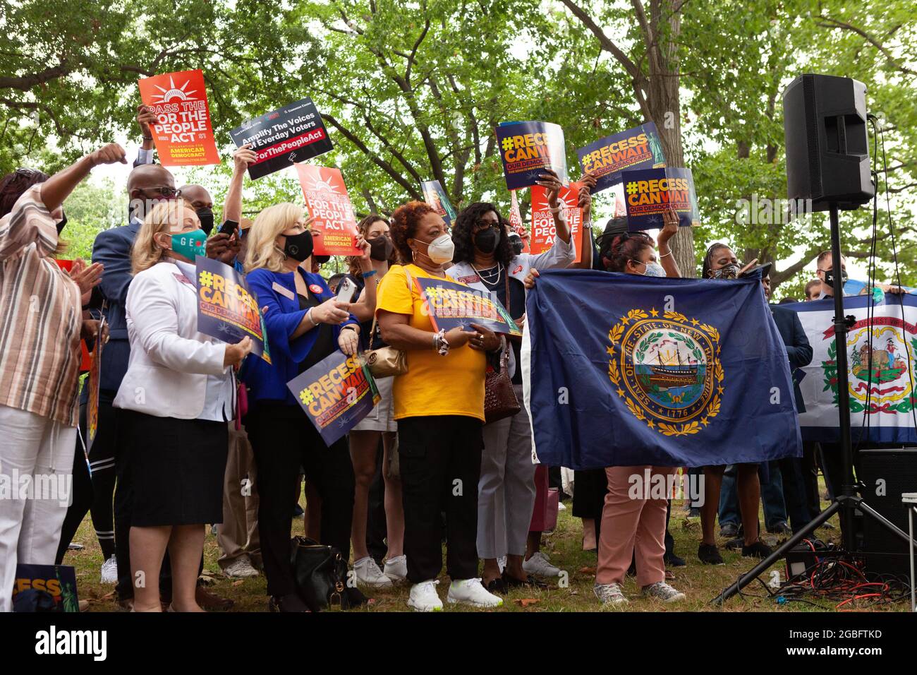 Washington, DC, USA, 3 agosto 2021. Nella foto: I membri della Georgia e del New Hampshire si acclamano mentre il senatore Raphael Warnock (D-GA) parla alla cavità può attendere la protesta al Campidoglio degli Stati Uniti. 150 senatori di stato e rappresentanti di 30 stati hanno partecipato al raduno per dimostrare il loro sostegno, compresi i texani democratici che hanno rotto il quorum per impedire il passaggio delle restrizioni di voto nel loro stato. Credit: Alison Bailey / Alamy Live News Foto Stock