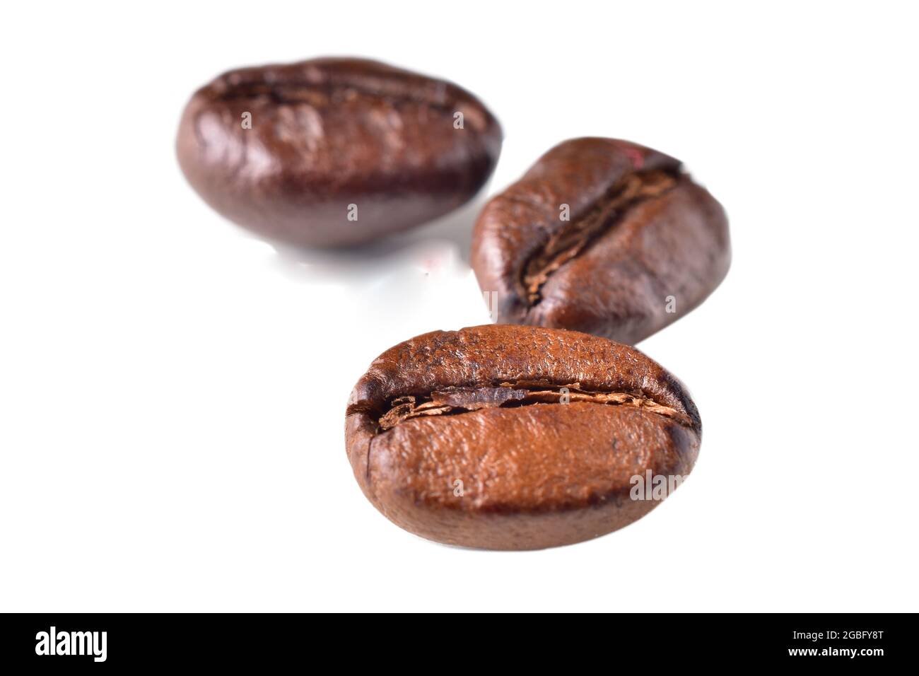 Caffè torrefatto in grani isolati su sfondo bianco Foto Stock