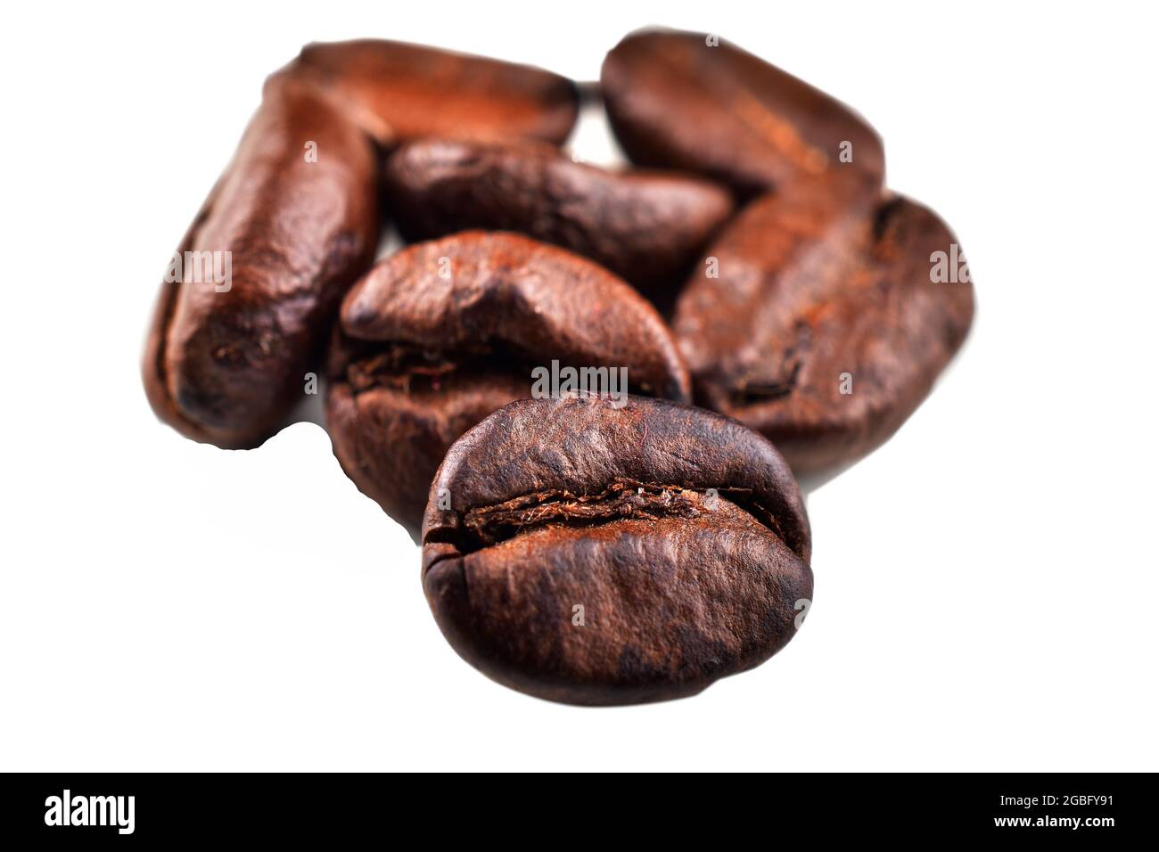 Fagioli di caffè arrosto isolato su sfondo bianco con percorso di ritaglio Foto Stock