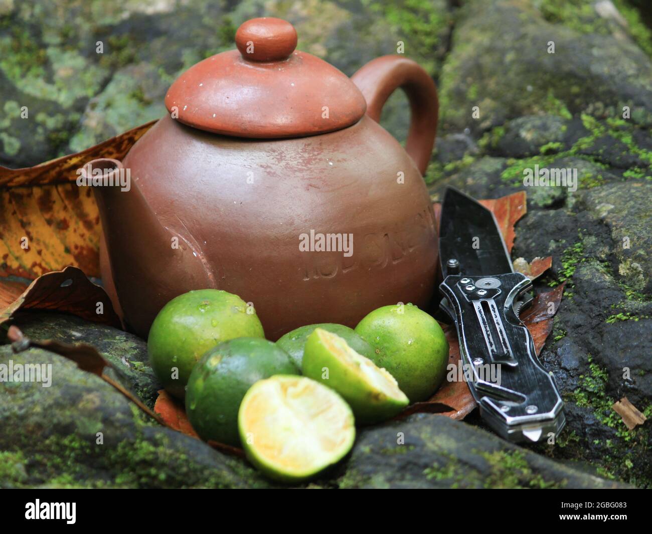 teiera e limoni per una bevanda e una bevanda sana e vitamina c. Foto Stock