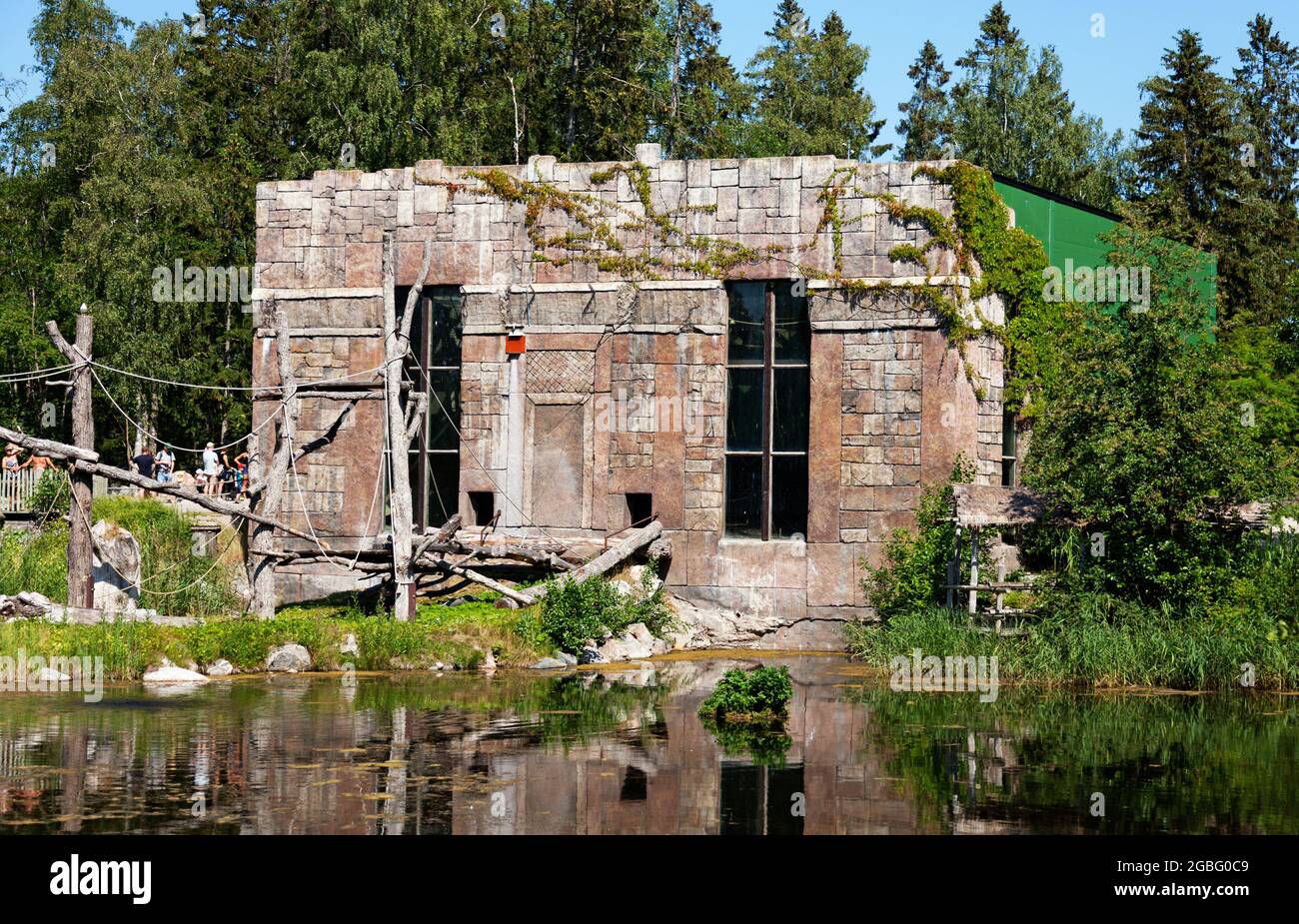 Furuvik, Norrland Svezia - 12 giugno 2021: Una casa nella giungla per scimmie con acqua tutto intorno Foto Stock