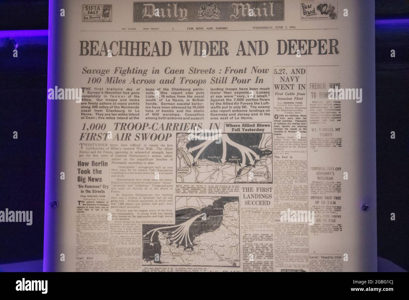 Inghilterra, Hampshire, Portsmouth, Southsea, il D-Day Story Museum, Front Page del quotidiano Daily Mail datato mercoledì 7 giugno 1944 Reporting Troo Foto Stock