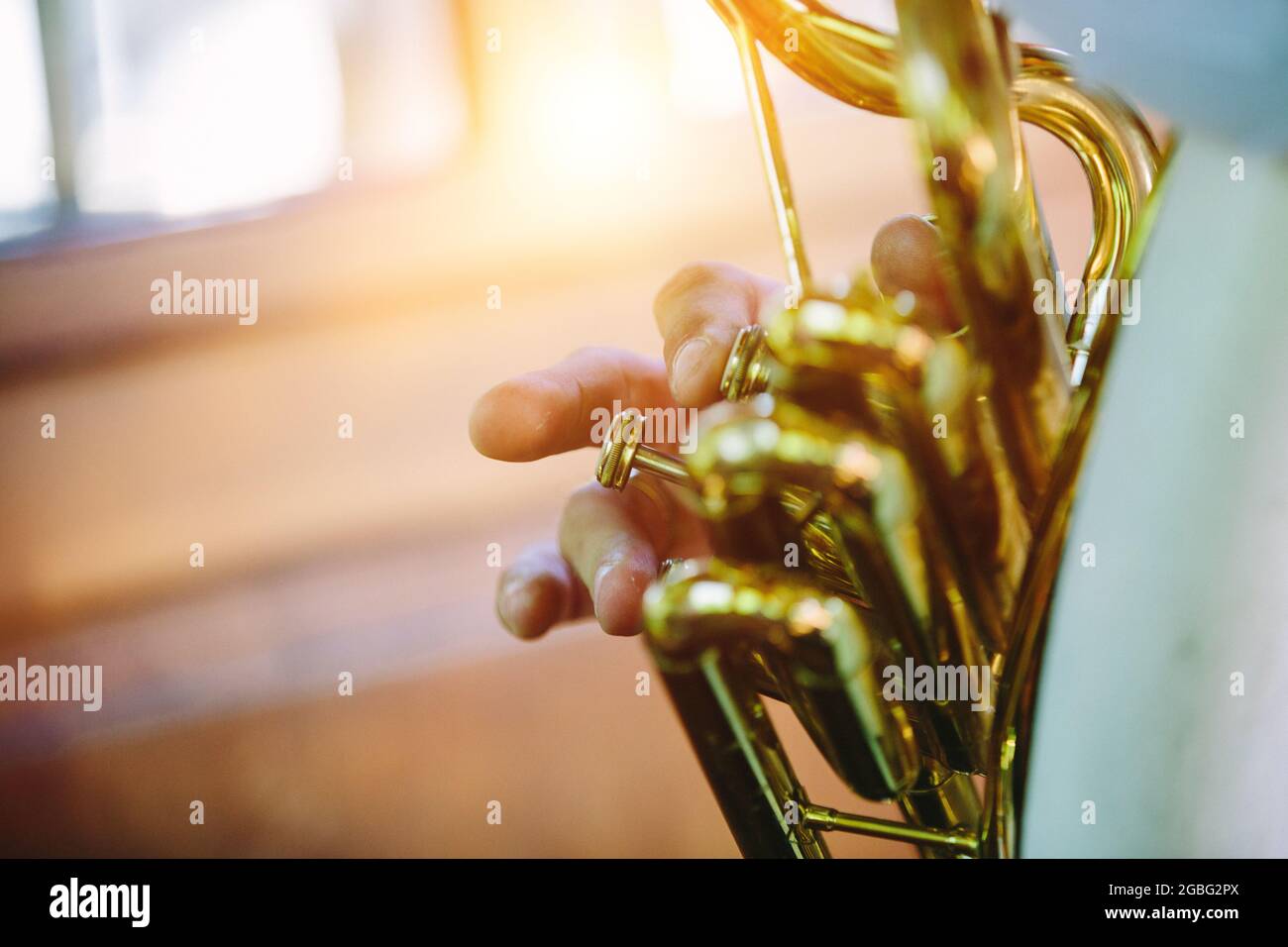 Primo piano di una mano che suona uno strumento di ottone Foto Stock