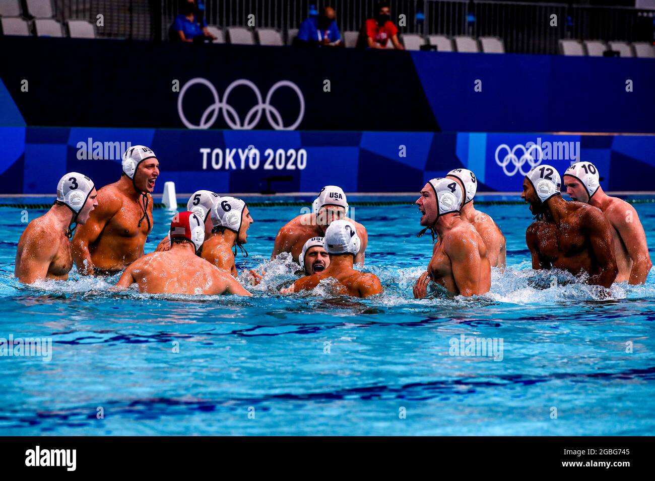 TOKYO, GIAPPONE - 4 AGOSTO: Team USA prima dell'inizio della partita, Marko Vavic degli Stati Uniti, Jesse Smith degli Stati Uniti, Alex Wolf degli Stati Uniti, Hannes Daube degli Stati Uniti, Luca Cupido degli Stati Uniti, Dylan Woodhead degli Stati Uniti, Johnny Hooper degli Stati Uniti, Alex Obert degli Stati Uniti, Alex Bowen degli Stati Uniti, Max Irving degli Stati Uniti, ben Stevenson degli Stati Uniti durante la Tokyo 2020 Olympic Waterpolo Tournament Men Quarterfinal match tra Team United States e Team Spain al Tatsumi Waterpolo Center il 4 agosto 2021 a Tokyo, Giappone (Foto di Marcel ter Bals/ Foto Stock