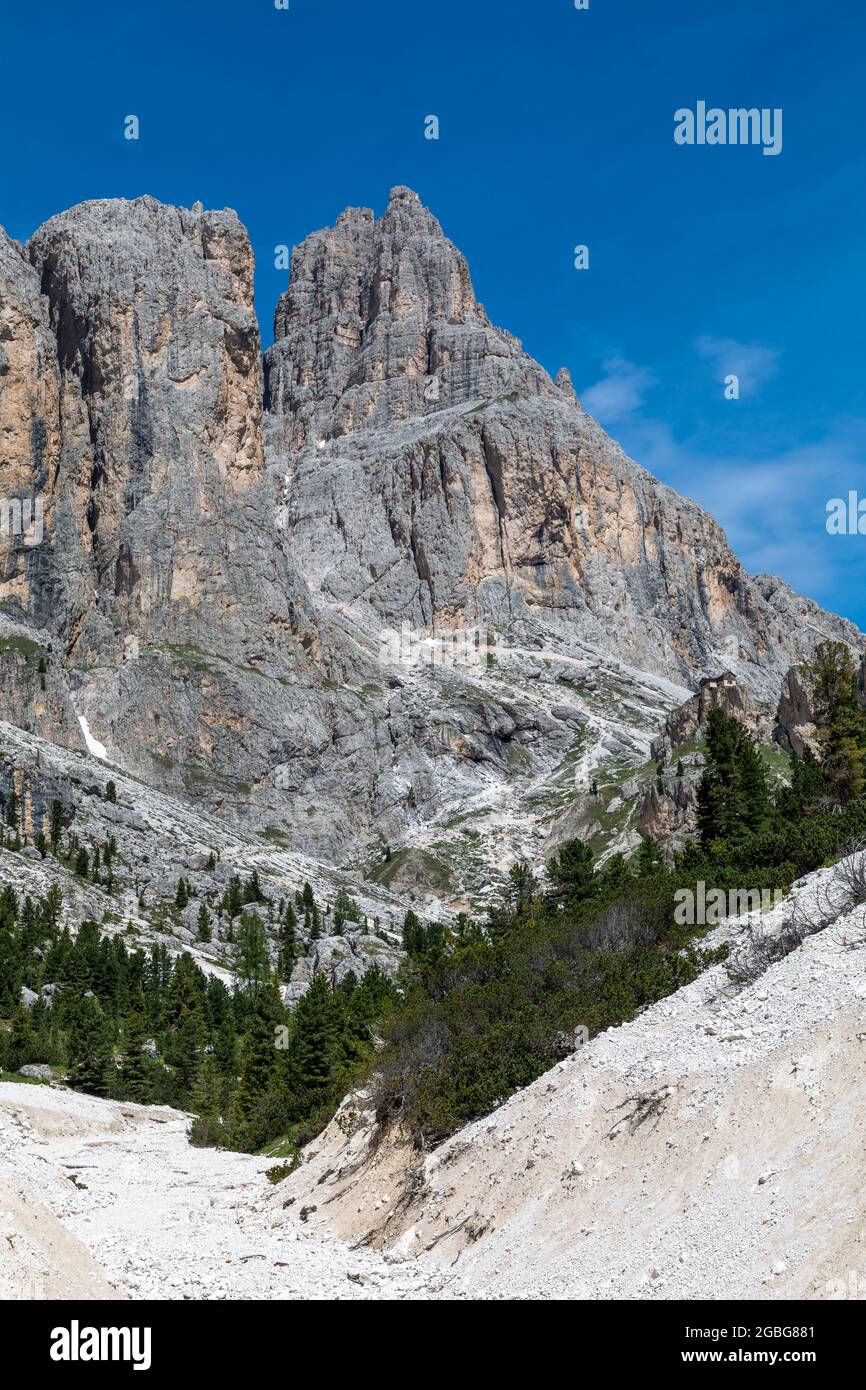 Sentiero escursionistico attraverso la valle del Vajolet fino alle torri Vajolet, Gruppo del Catinaccio, Trentino, Italia Foto Stock