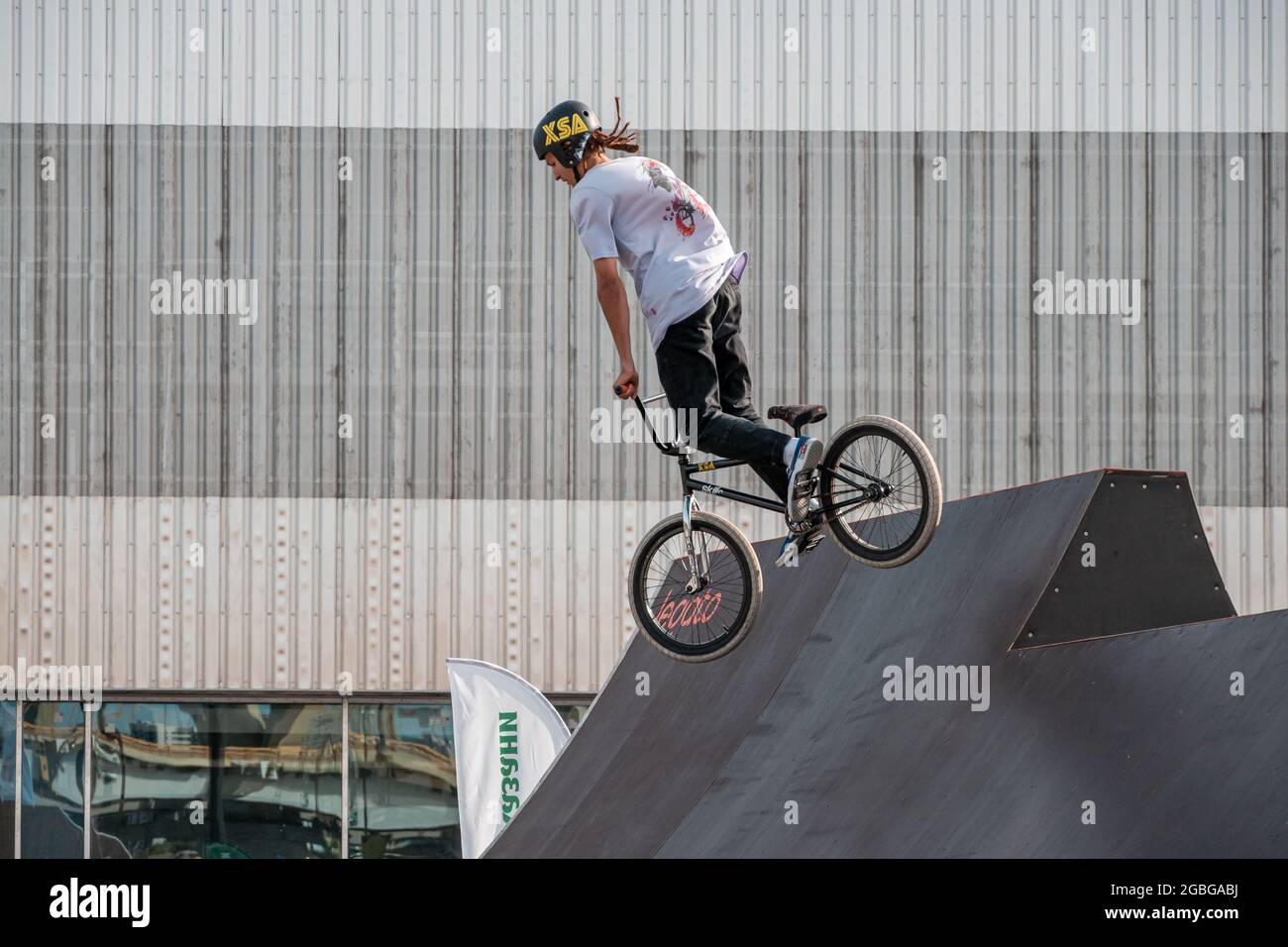 Kazan, Russia - 26 settembre 2020: Un giovane pilota fa trucchi su una BMX. BMX Freestyle in uno skate Park. Foto Stock