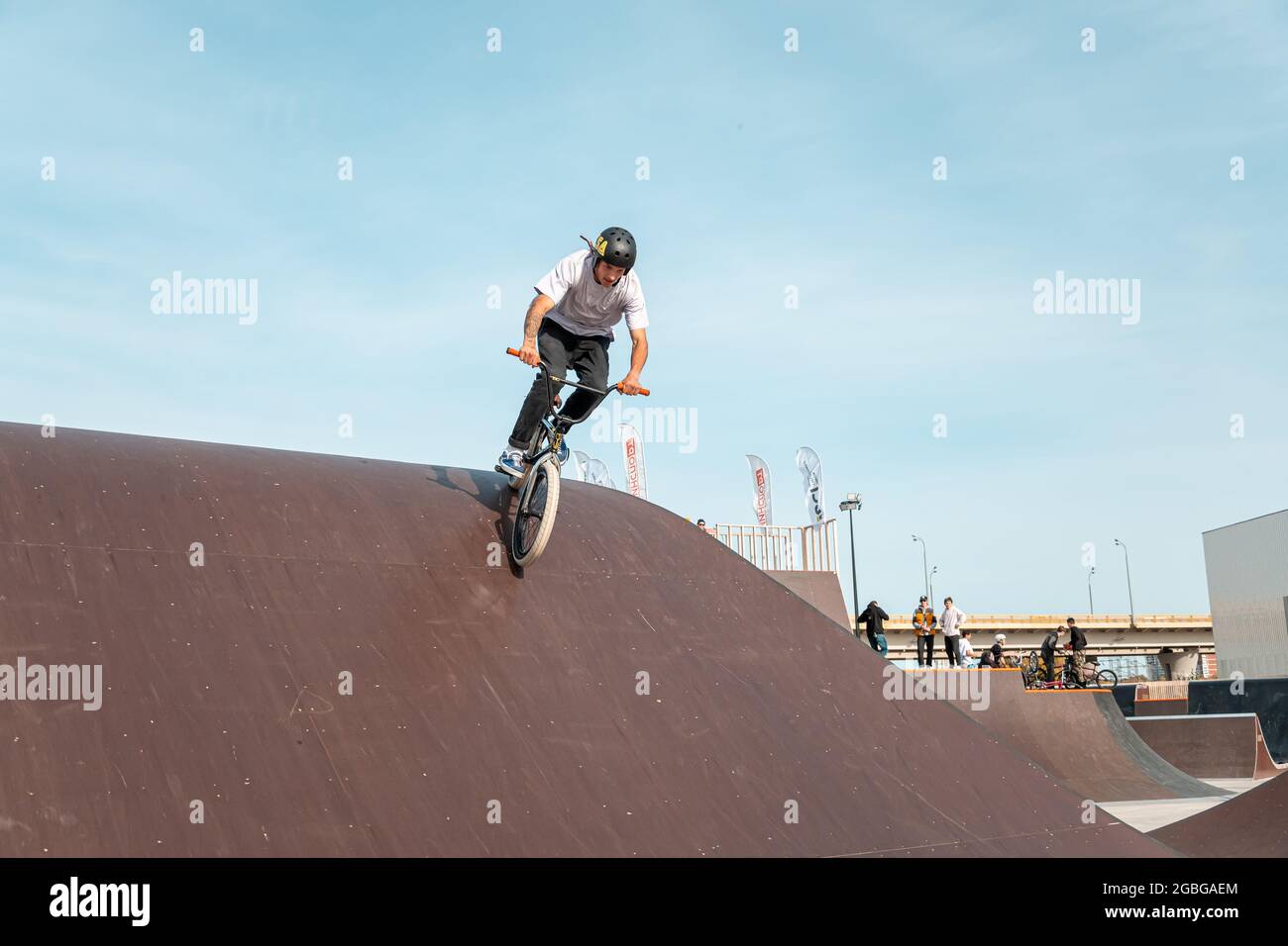 Kazan, Russia - 26 settembre 2020: Un giovane pilota fa trucchi su una BMX. BMX Freestyle in uno skate Park. Foto Stock
