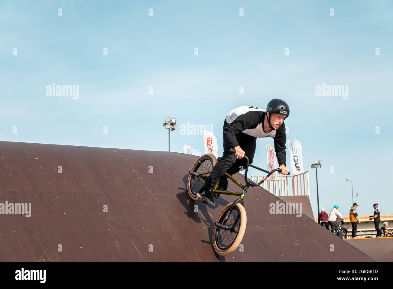Kazan, Russia - 26 settembre 2020: Un giovane pilota fa trucchi su una BMX. BMX Freestyle in uno skate Park. Foto Stock