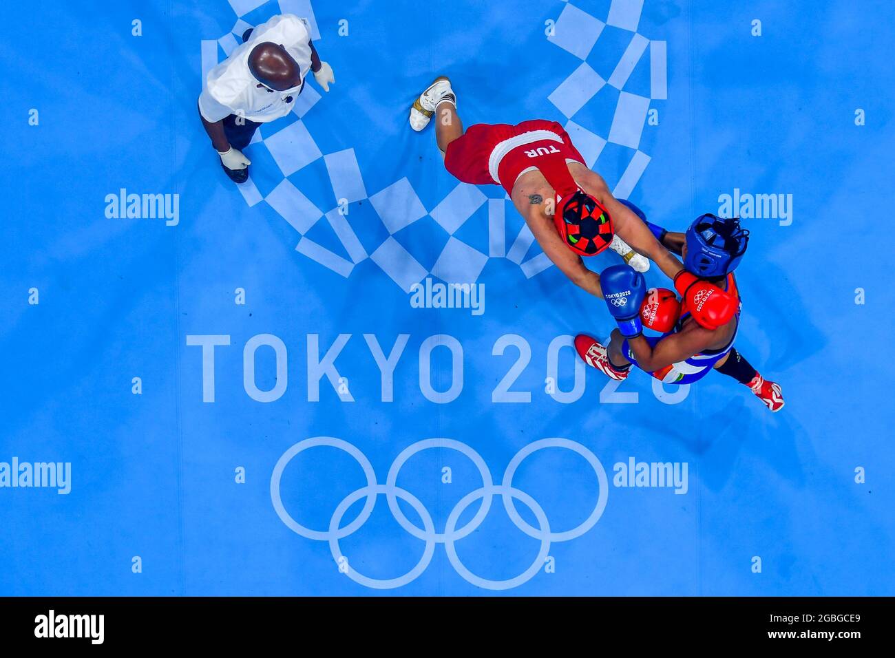 Tokyo. 4 agosto 2021. Busenaz Surmeneli (L) della Turchia affronta Lovlina Borgohain dell'India durante la semifinale femminile di pugilato (64-69kn) ai Giochi Olimpici di Tokyo 2020, Giappone, il 4 agosto 2021. Credit: Chen Yichen/Xinhua/Alamy Live News Foto Stock