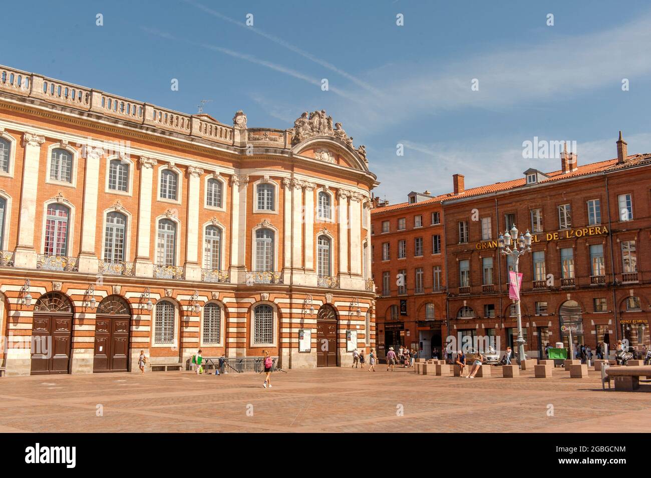 La piazza Place du Capitole a Tolouse, Francia con la Hôtel de ville, che ospita l'amministrazione civica e il teatro, e la Hôtel de l'Opera. Foto Stock