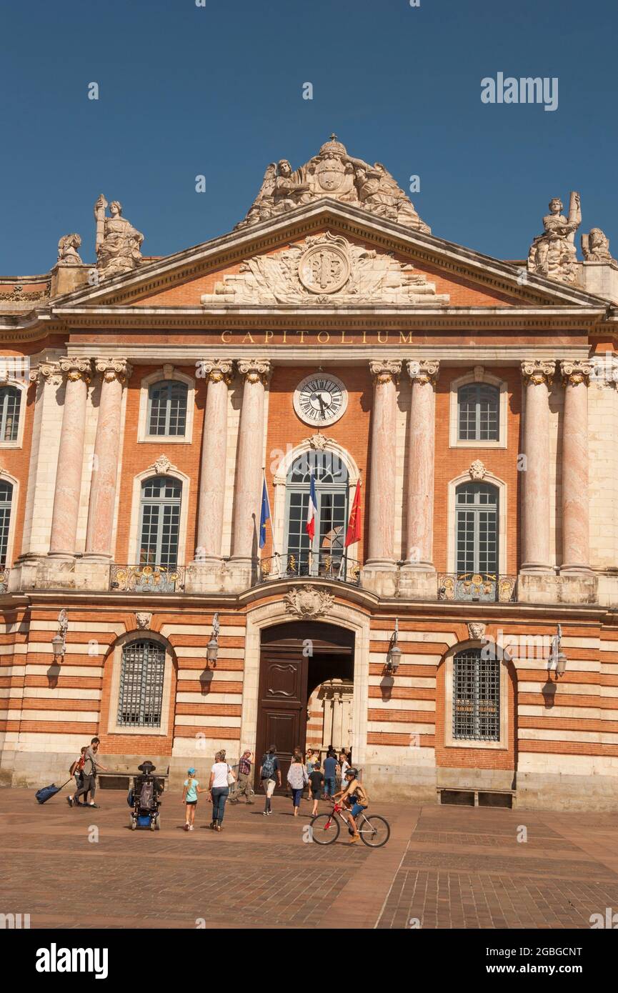 La piazza Place du Capitole a Tolouse, Francia con l'hotel de ville, che ospita l'amministrazione civica e il teatro. Foto Stock