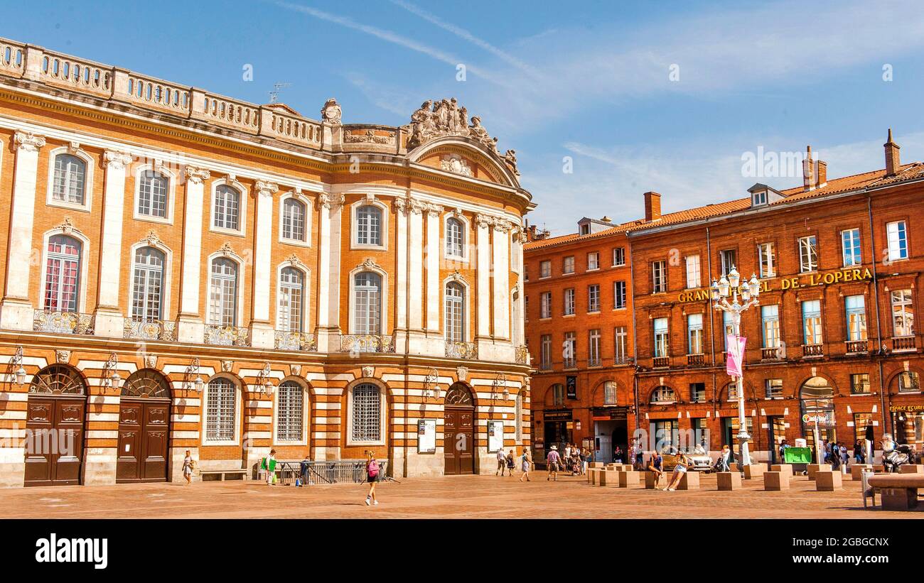 La piazza Place du Capitole a Tolouse, Francia con la Hôtel de ville, che ospita l'amministrazione civica e il teatro, e la Hôtel de l'Opera. Foto Stock
