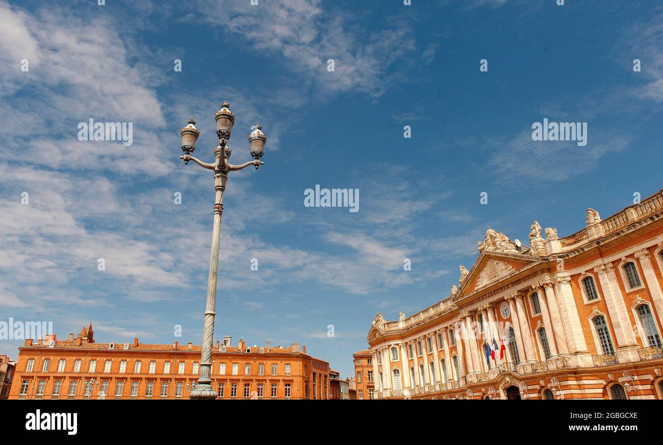 La piazza 'Place du Capitole' con il municipio e lampione nostalgico, Tolosa, Francia Foto Stock