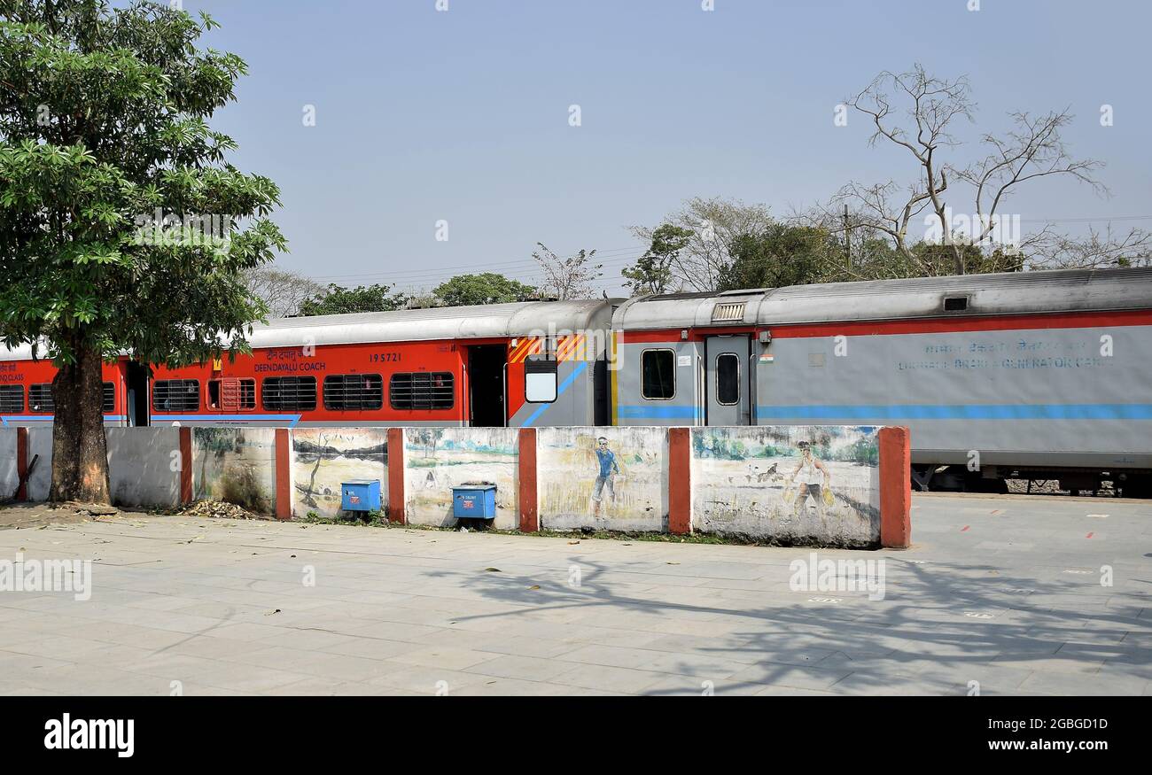 Vista del treno indiano che attraversa una stazione con i rastrelli LHB, conosciuto anche come autobus Linke Hofmann Busch Foto Stock