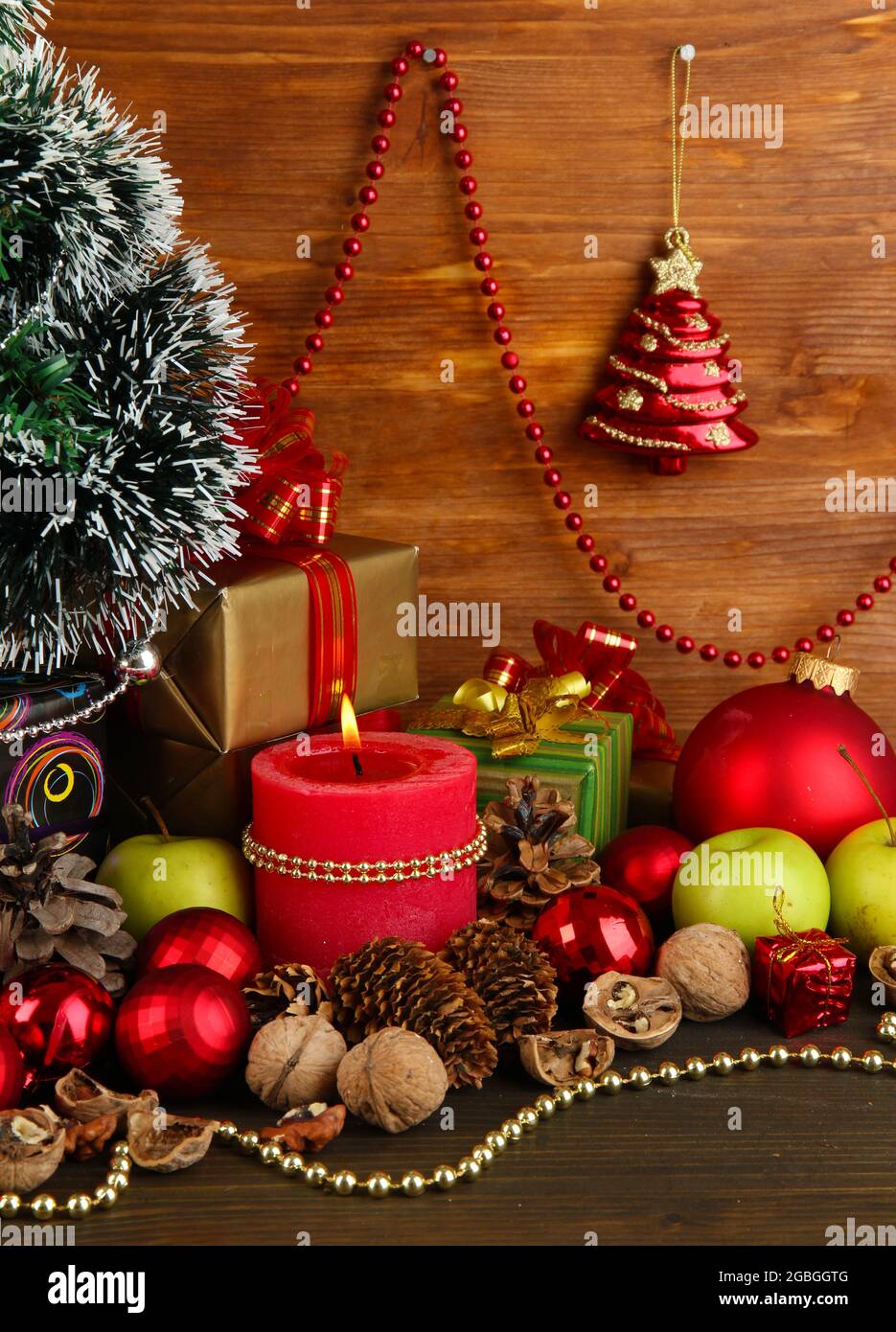 Composizione dalle decorazioni natalizie su tavolo in legno su sfondo in  legno Foto stock - Alamy