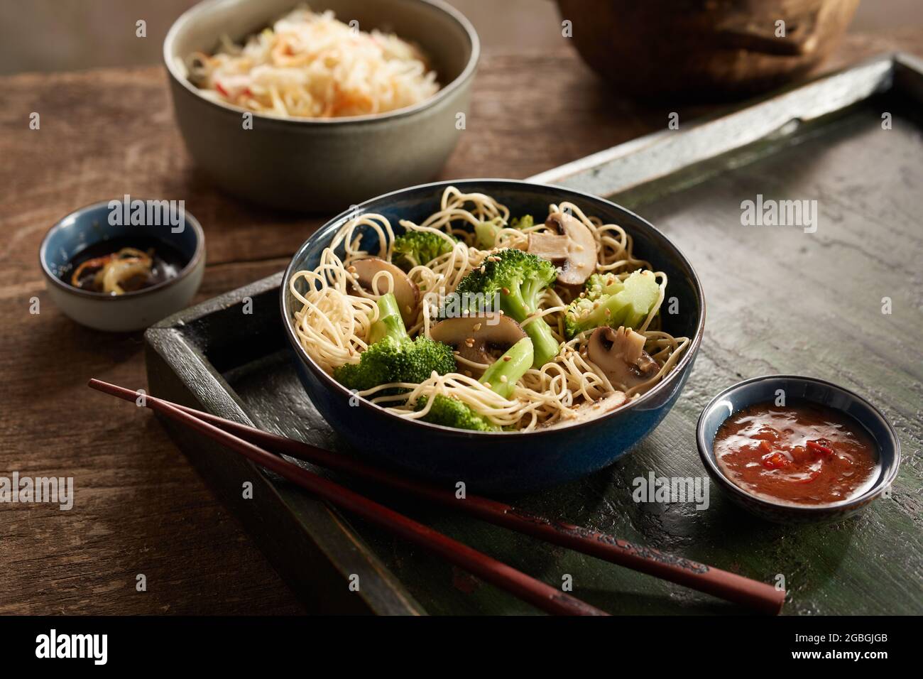 Ottimo angolo di gustosa pasta con broccoli cotti e pezzi di funghi su vassoio con trichetti e salsa di pomodoro Foto Stock