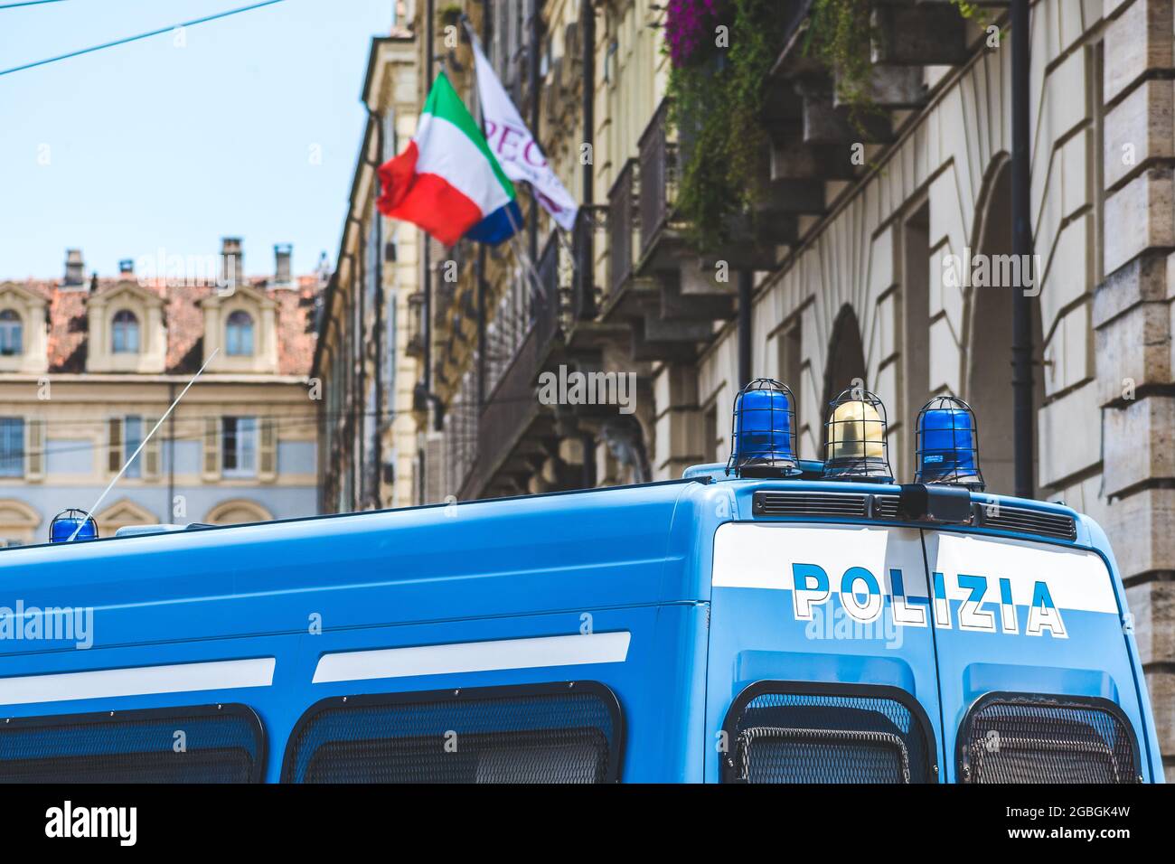 Camion o auto armati della polizia italiana in piazza durante una dimostrazione Foto Stock