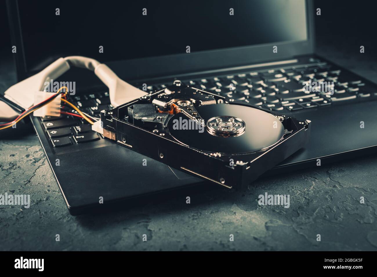 Aprire il disco rigido sulla tastiera del computer portatile o del notebook in toni scuri Foto Stock