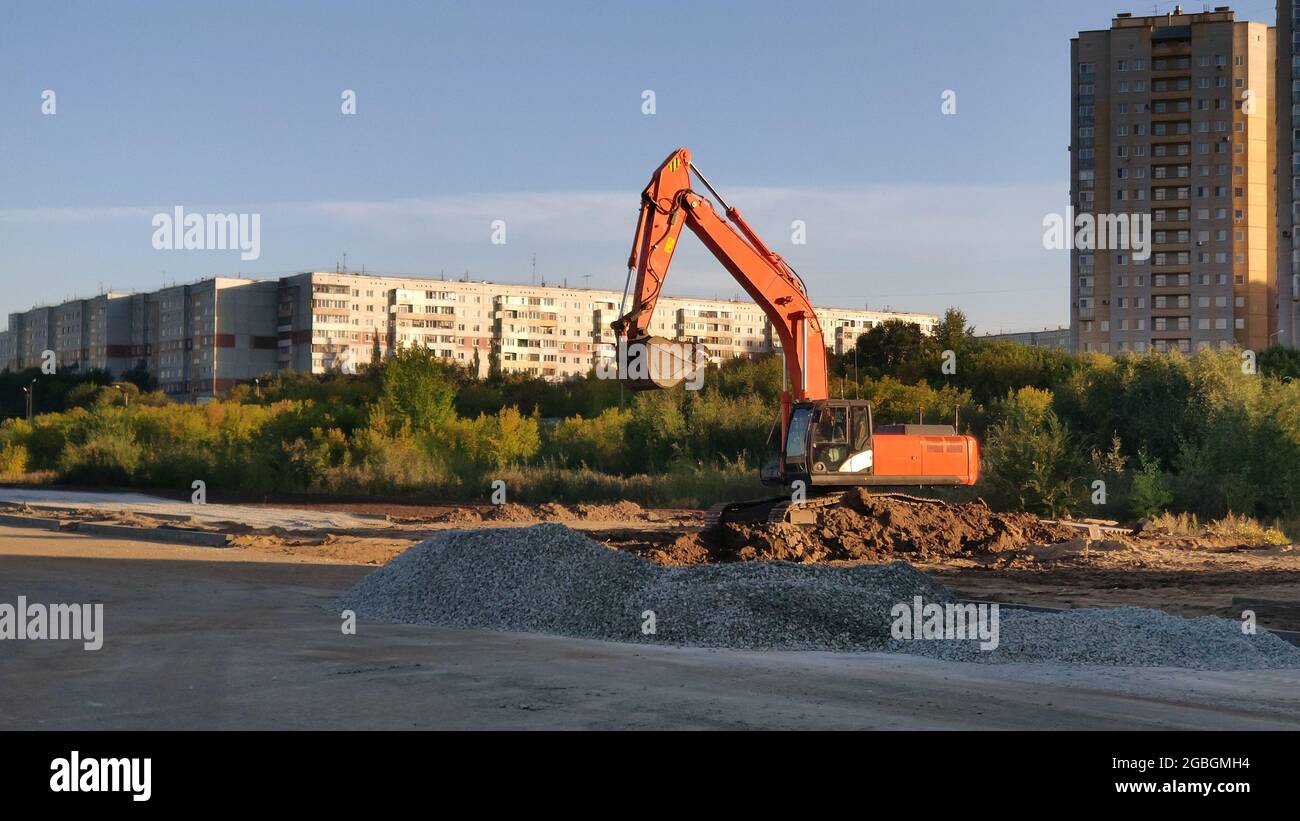 Escavatore cingolato articolato o apripista su cantieri stradali o autostradali. Moto terra pesante. Foto Stock