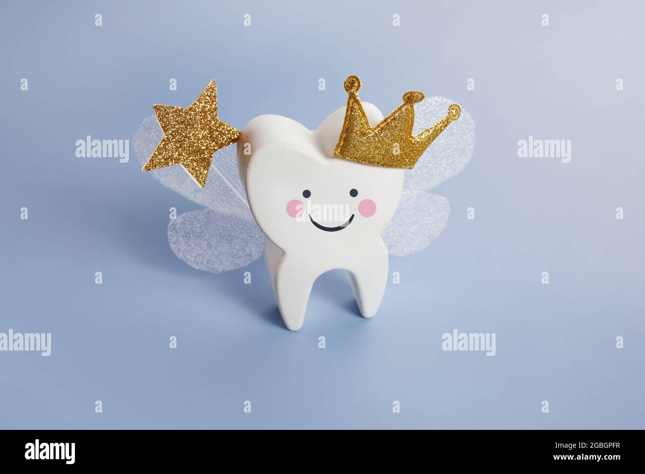 Festa nazionale del dente. Fata dei denti dei bambini. Carino dente con le ali, una corona. Foto Stock